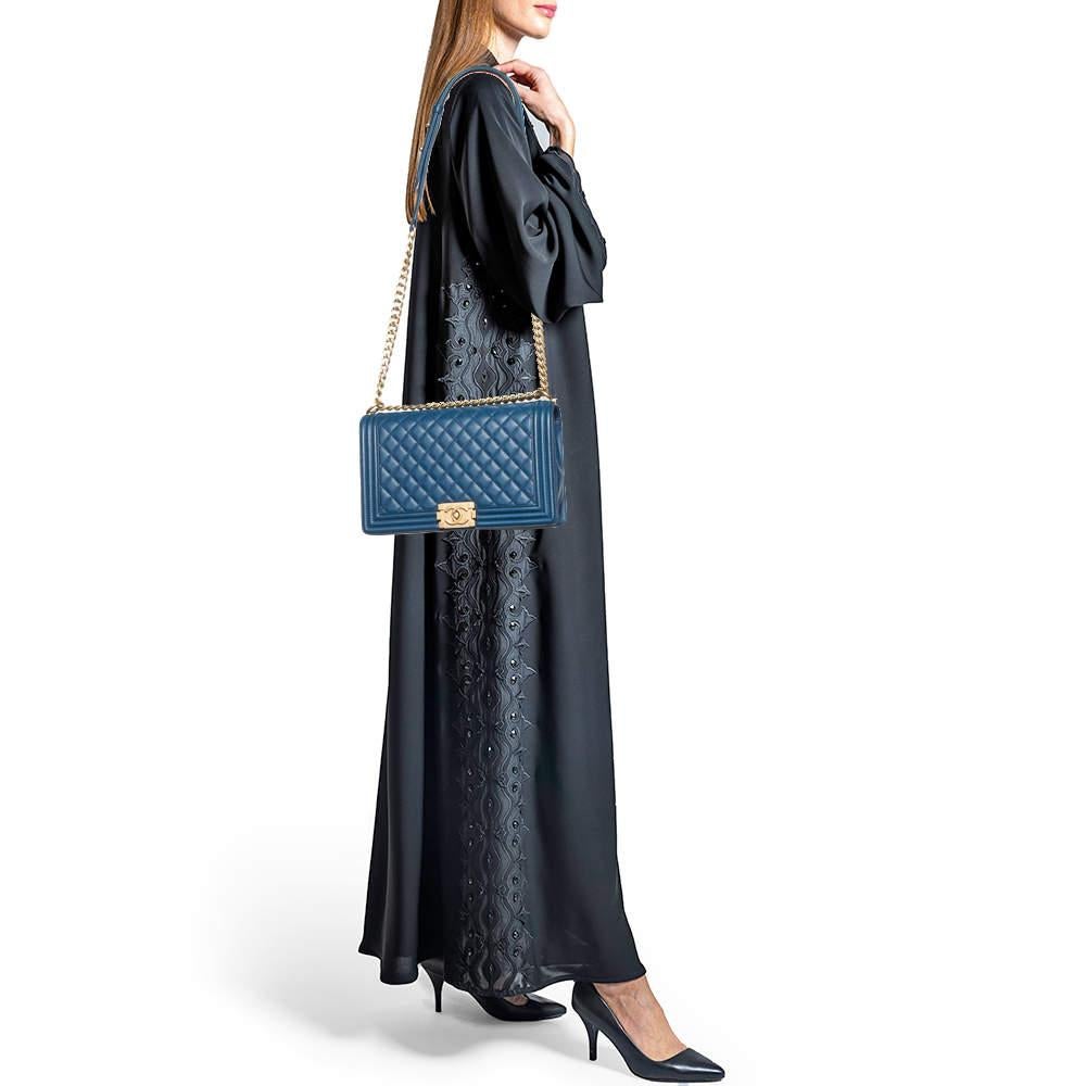 Introduit dans la collection Chanel automne/hiver 2011.  le sac à rabat Boy est séduisant et agrémenté de détails exquis. Cette création bleue est méticuleusement confectionnée en cuir caviar matelassé et comporte des panneaux latéraux.  une