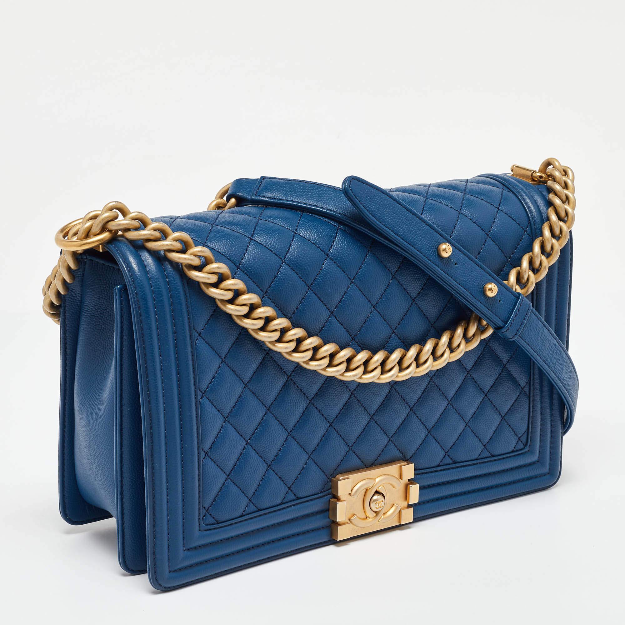 Bleu Sac à rabat Boy neuf en cuir caviar matelassé bleu Chanel en vente