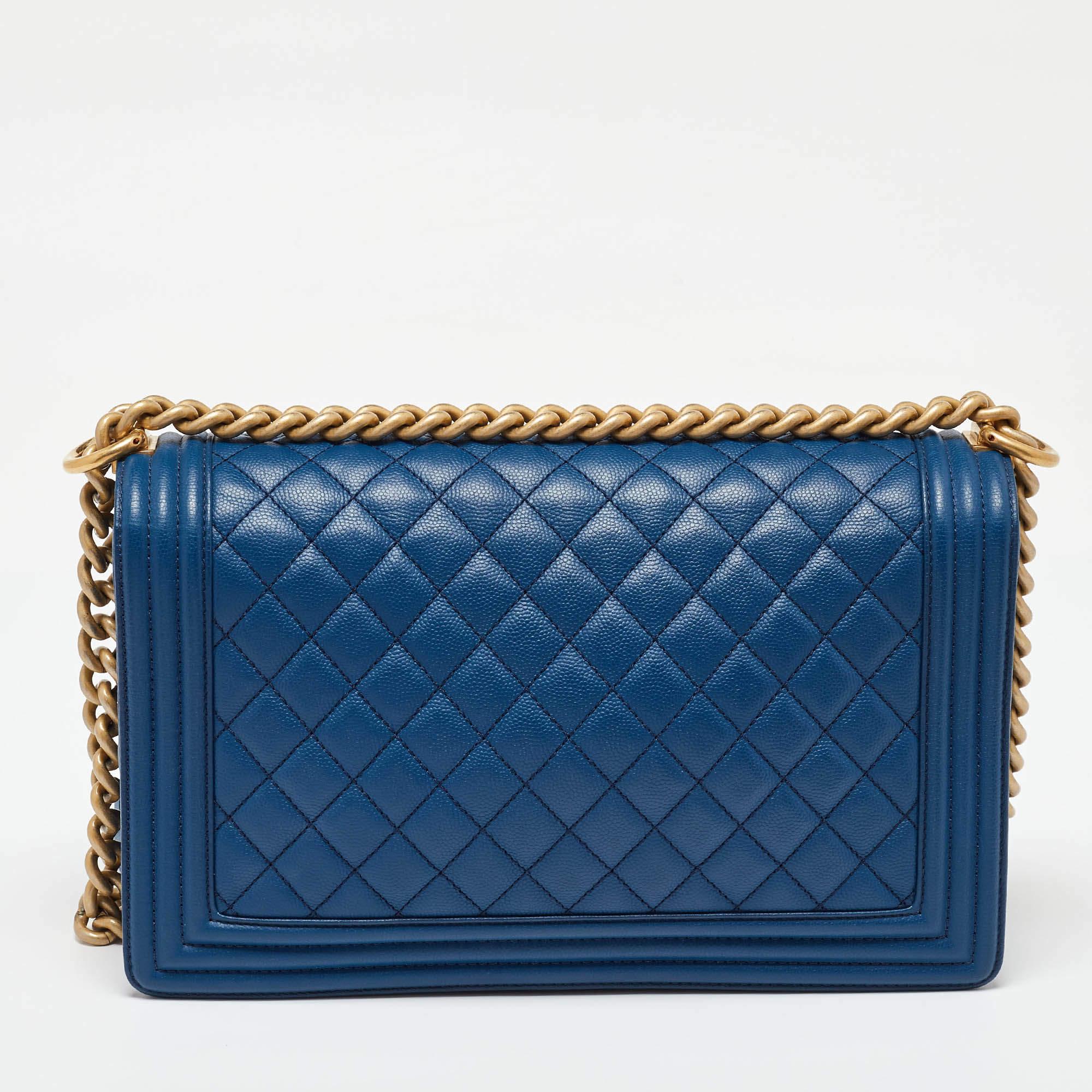 Sac à rabat Boy neuf en cuir caviar matelassé bleu Chanel Bon état - En vente à Dubai, Al Qouz 2