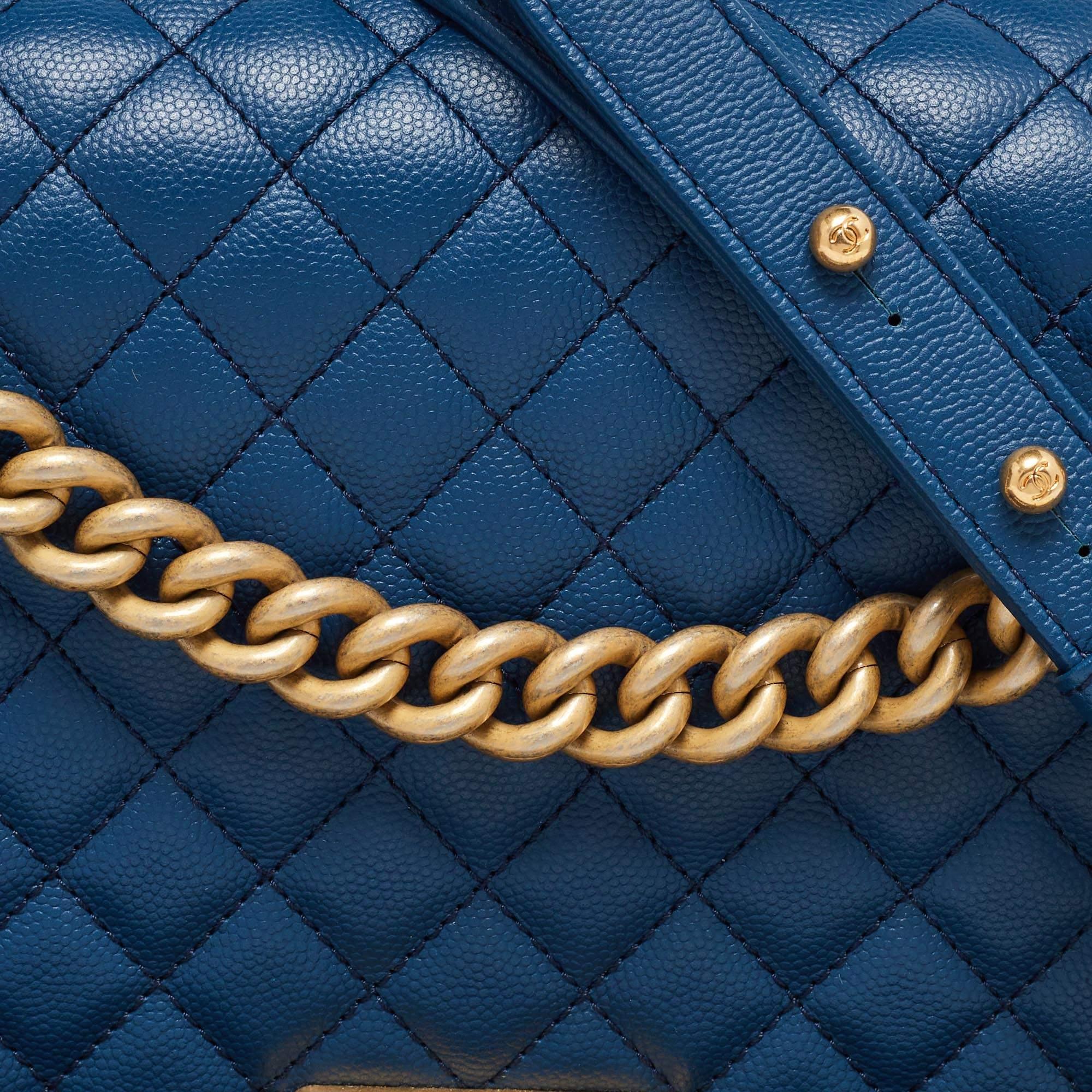 Sac à rabat Boy neuf en cuir caviar matelassé bleu Chanel Pour femmes en vente