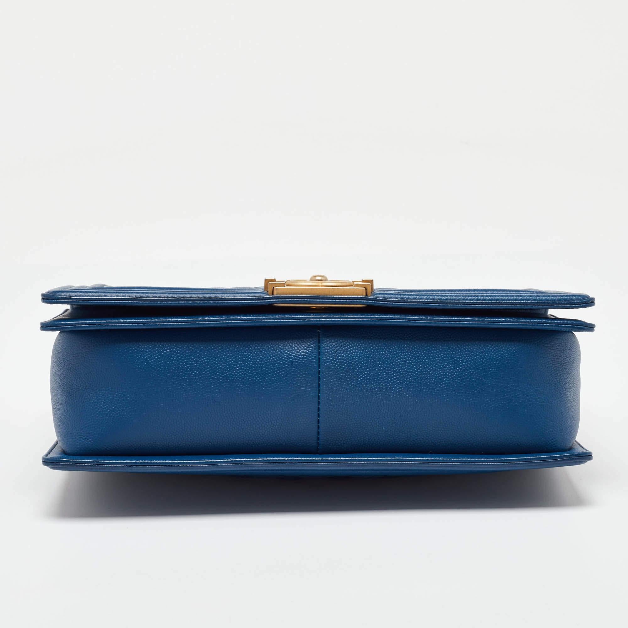 Sac à rabat Boy neuf en cuir caviar matelassé bleu Chanel en vente 1
