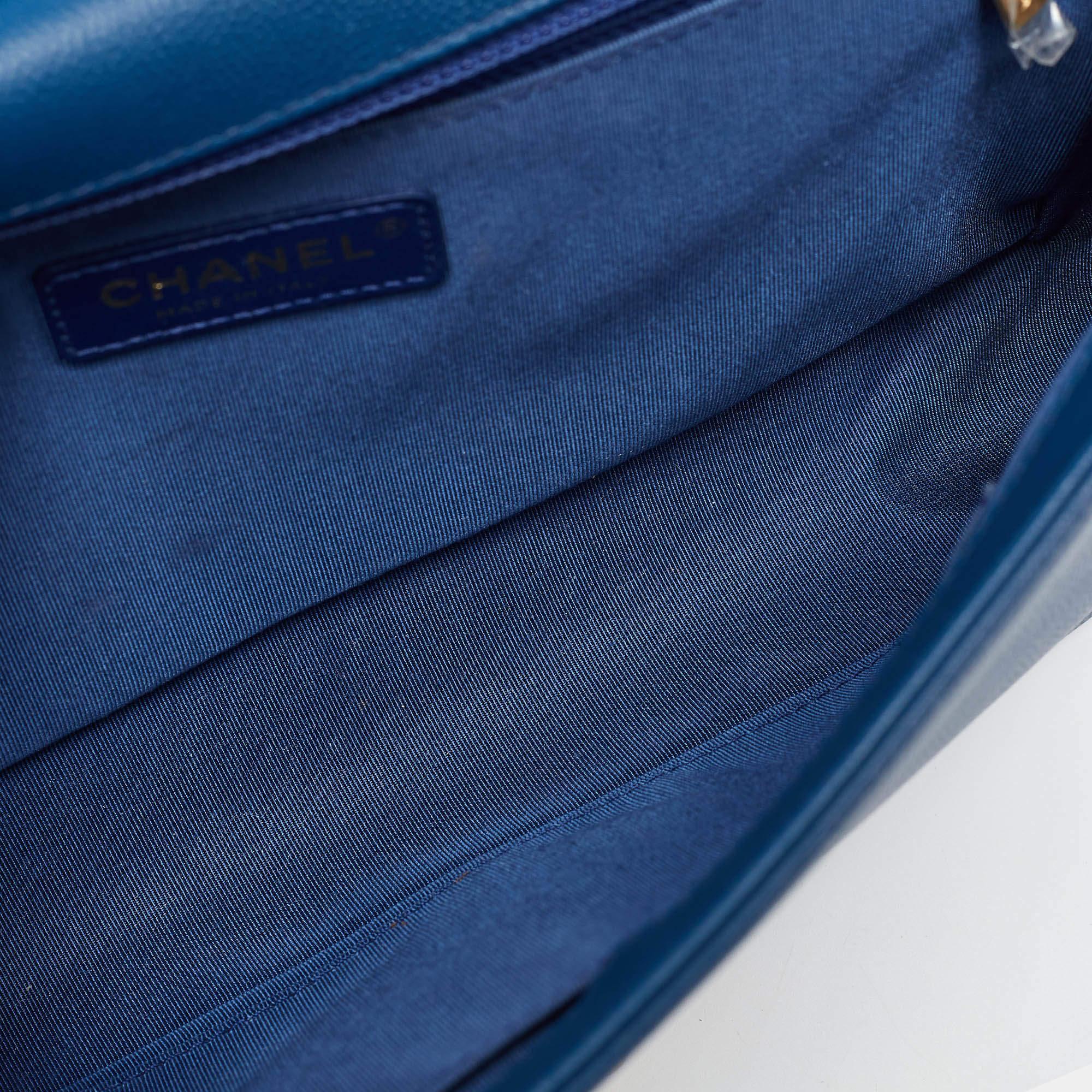 Sac à rabat Boy neuf en cuir caviar matelassé bleu Chanel en vente 2