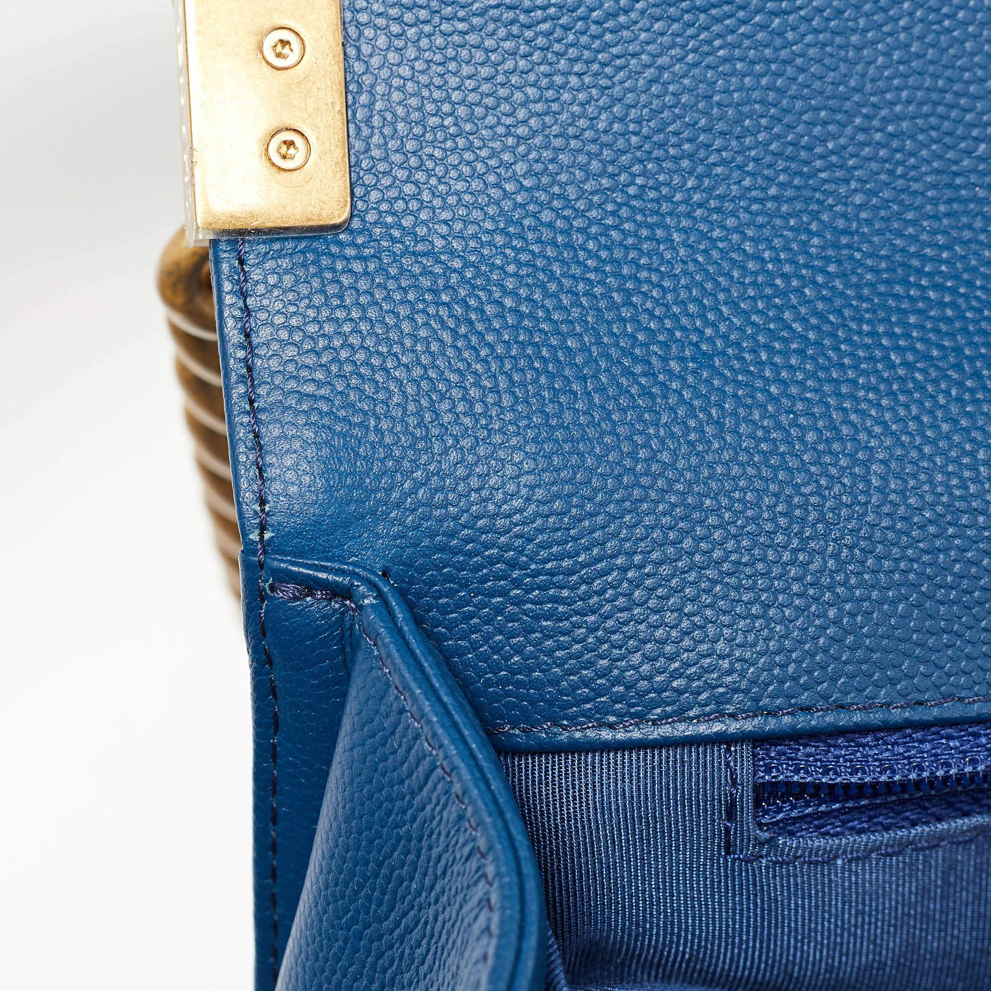 Sac à rabat Boy neuf en cuir caviar matelassé bleu Chanel en vente 3