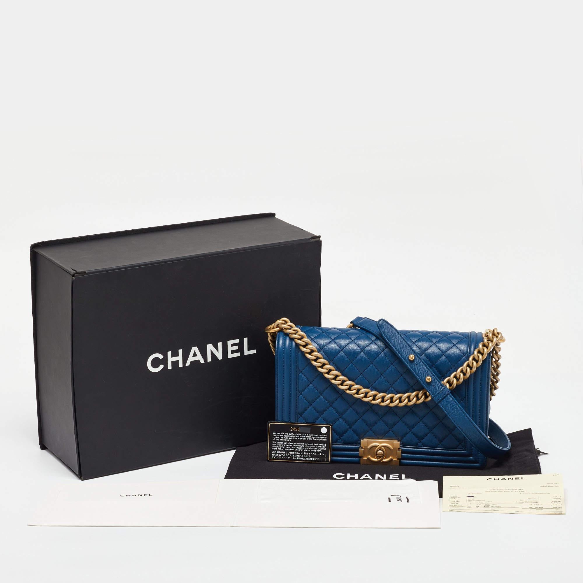 Sac à rabat Boy neuf en cuir caviar matelassé bleu Chanel en vente 4