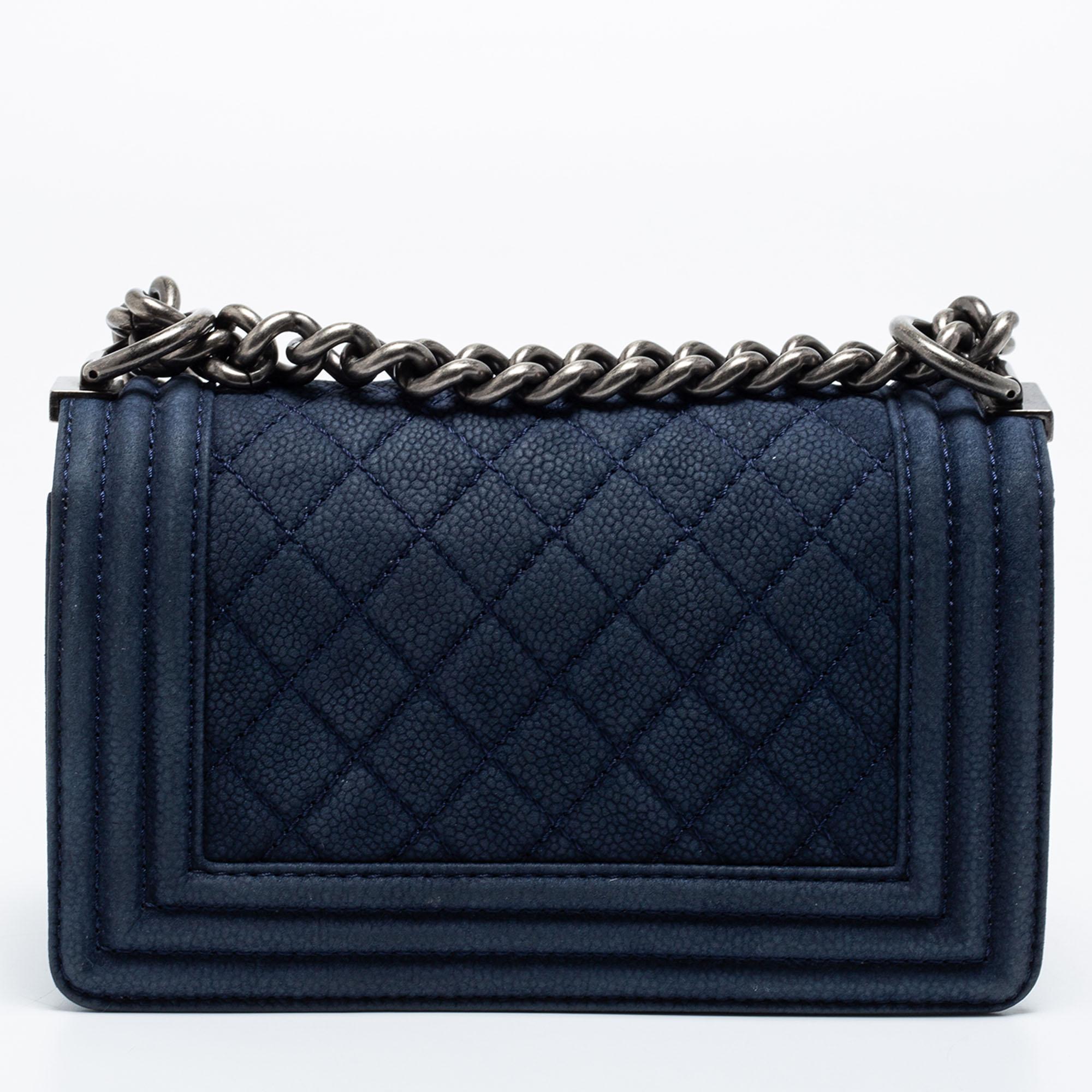 Introduced as a part of the Chanel Fall/Winter collection of 2011, the Boy flap bag is alluring and complemented with exquisite details. This blue creation is meticulously crafted from quilted caviar nubuck leather and features side paneling, a