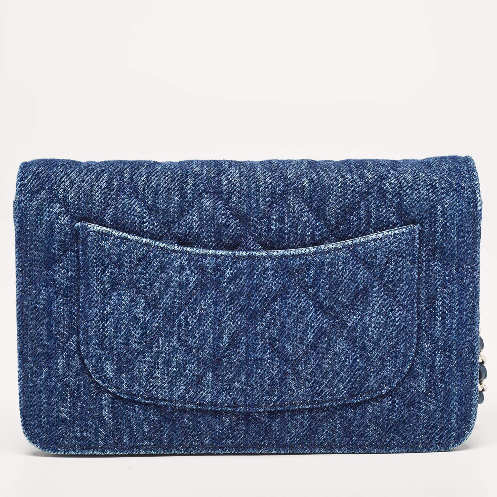 This wallet on chain is conveniently designed for easy wear. It comes with a well-spaced interior for you to arrange your cards and cash neatly. This stylish piece is complete with a chain link.


Includes: Original Dustbag