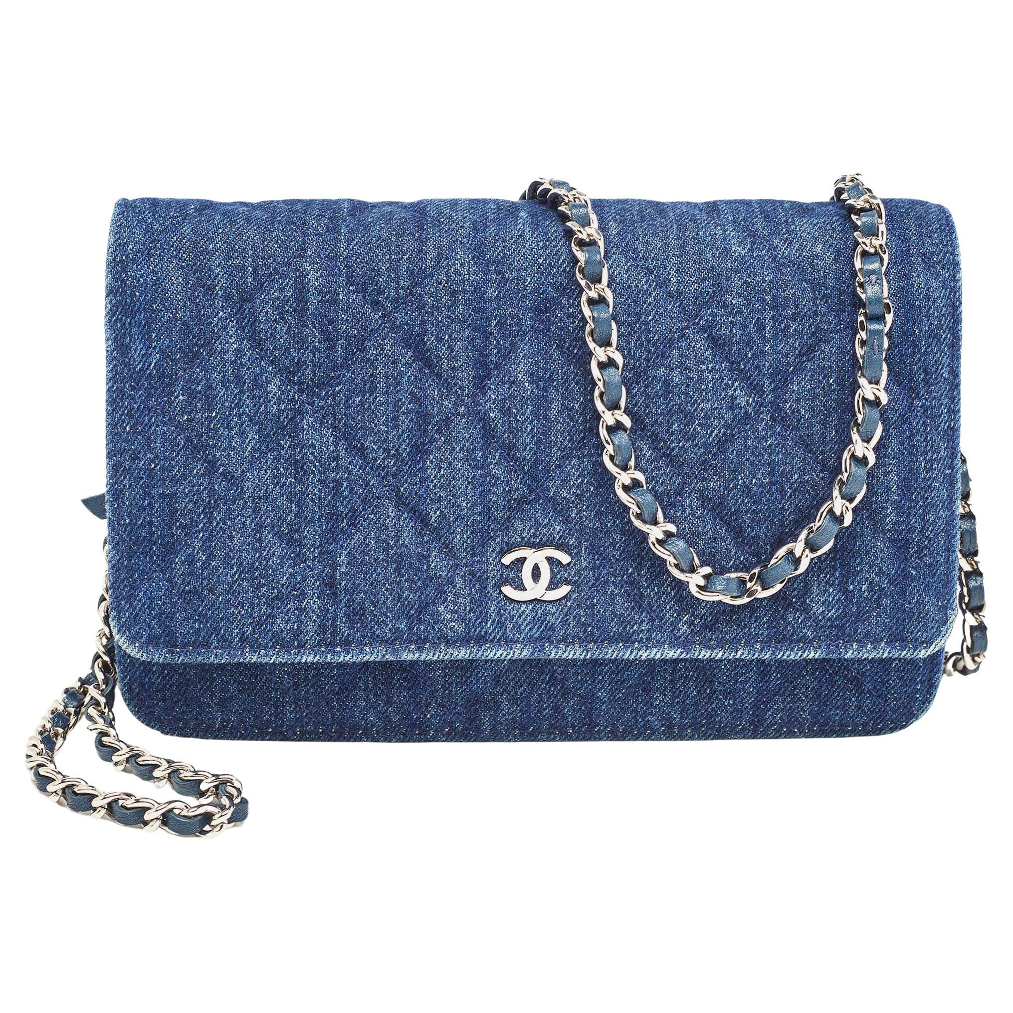 Chanel Blau Gesteppte Denim Classic Geldbörse auf Kette im Angebot