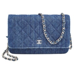 Chanel Portefeuille classique en denim matelassé bleu sur chaîne
