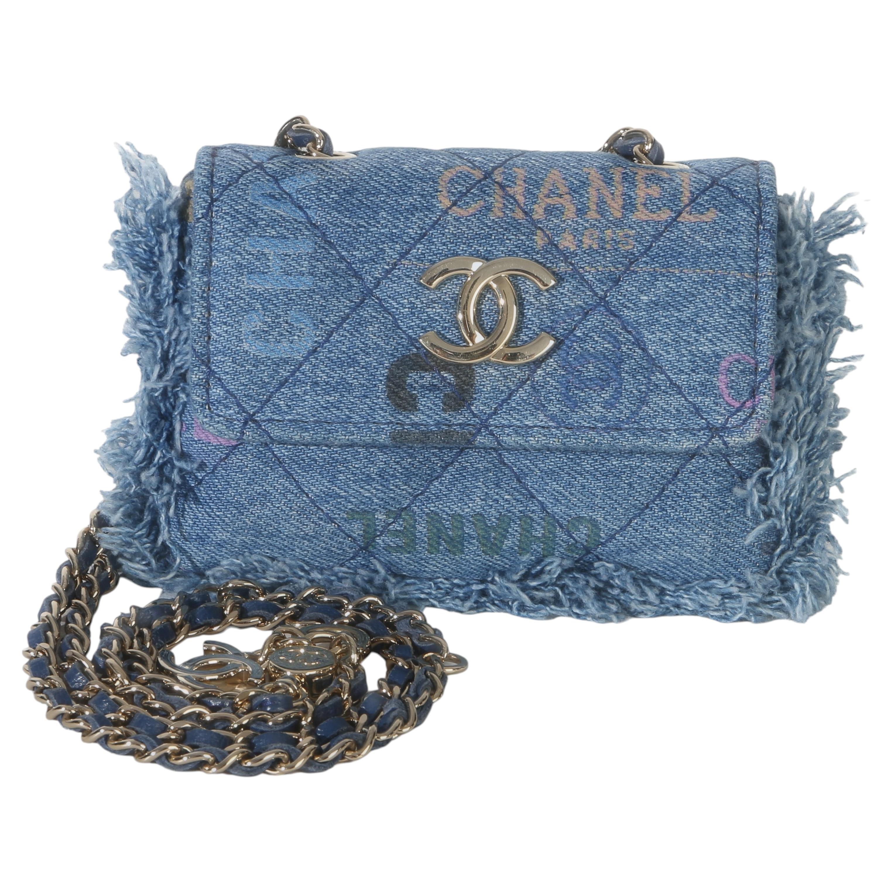 Pochette « Denim Mood » en denim matelassé bleu Chanel, avec chaîne en vente