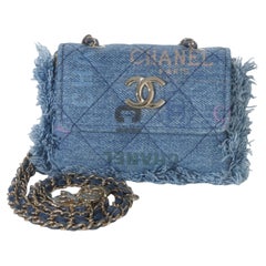 Pochette Chanel "Denim Mood" in denim trapuntato blu con catena