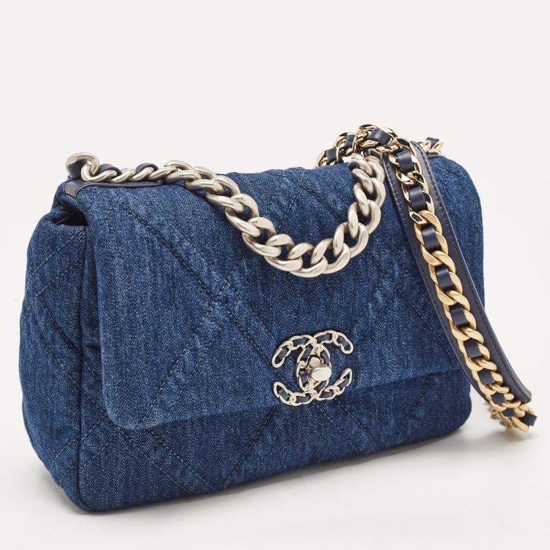 Dévoilé pour la première fois dans la collection Chanel Fall 2019, le sac Chanel 19 porte le nom de l'année de sa sortie, tout comme le Chanel 2,55. Sur le plan du design, le sac présente un matelassage exagéré et des ferrures en deux tons. Cette