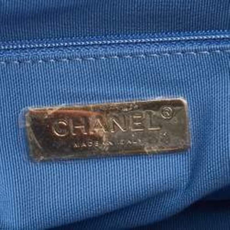 Chanel Blue Quilted Denim Medium 19 Flap Bag For Sale 2