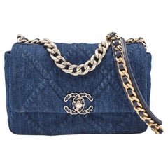 Sac à rabat de taille moyenne 19 Chanel bleu matelassé