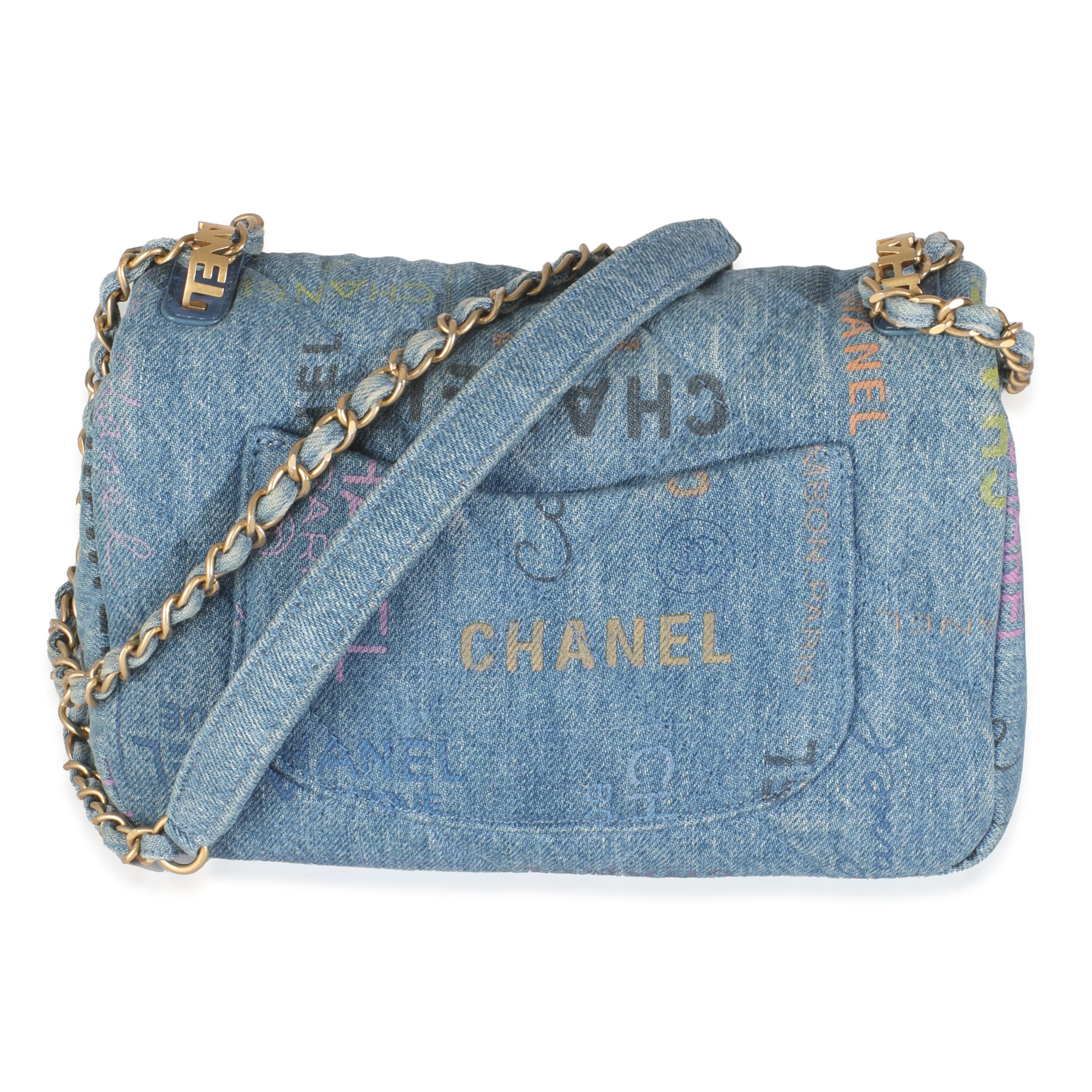 Titre de la liste : Chanel - Petit sac Mood à rabat imprimé en denim matelassé bleu
SKU : 145338
Condit : Usagé 
Description de l'état : Un classique intemporel qui ne se démode jamais, le sac à rabat de Chanel date de 1955 et a connu un certain