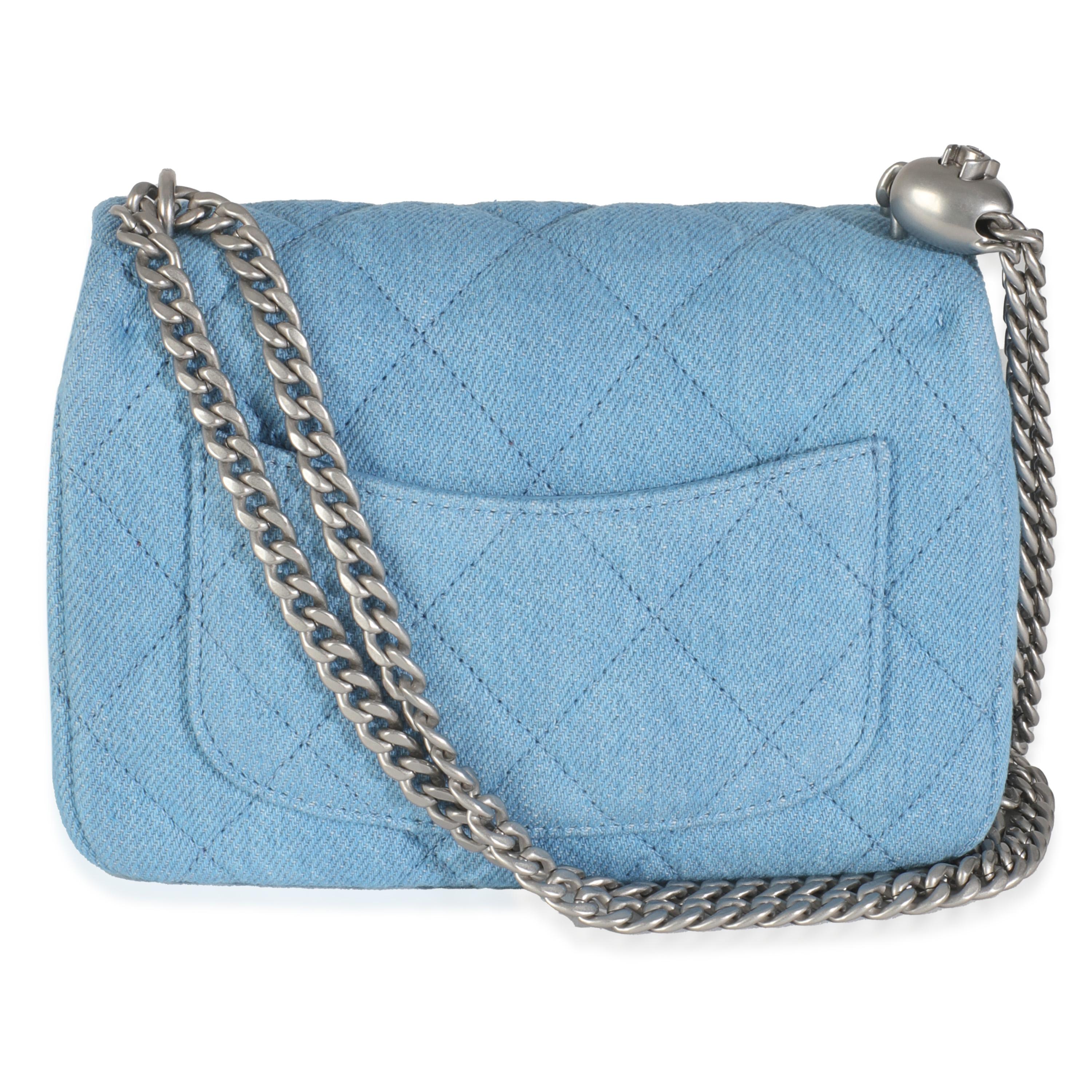 Título del listado: Chanel Minibolso de solapa acolchado vaquero azul Sweetheart
SKU: 146032
Estado: Seminuevo 
Descripción del estado: Un clásico atemporal que nunca pasa de moda, el bolso con solapa de Chanel se remonta a 1955 y ha visto varias
