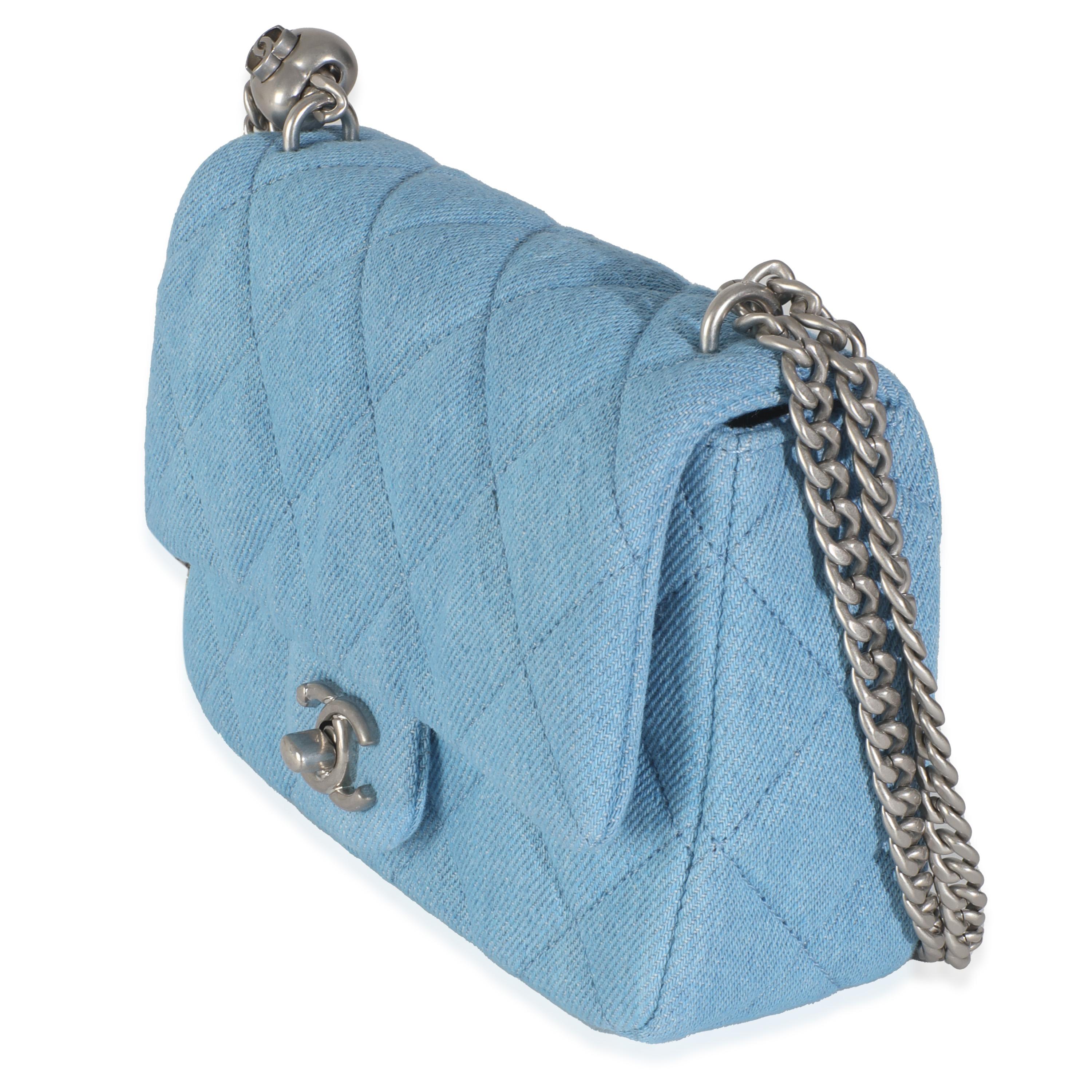Chanel Minibolso de solapa acolchado azul vaquero Sweetheart en Excelente estado para la venta en New York, NY