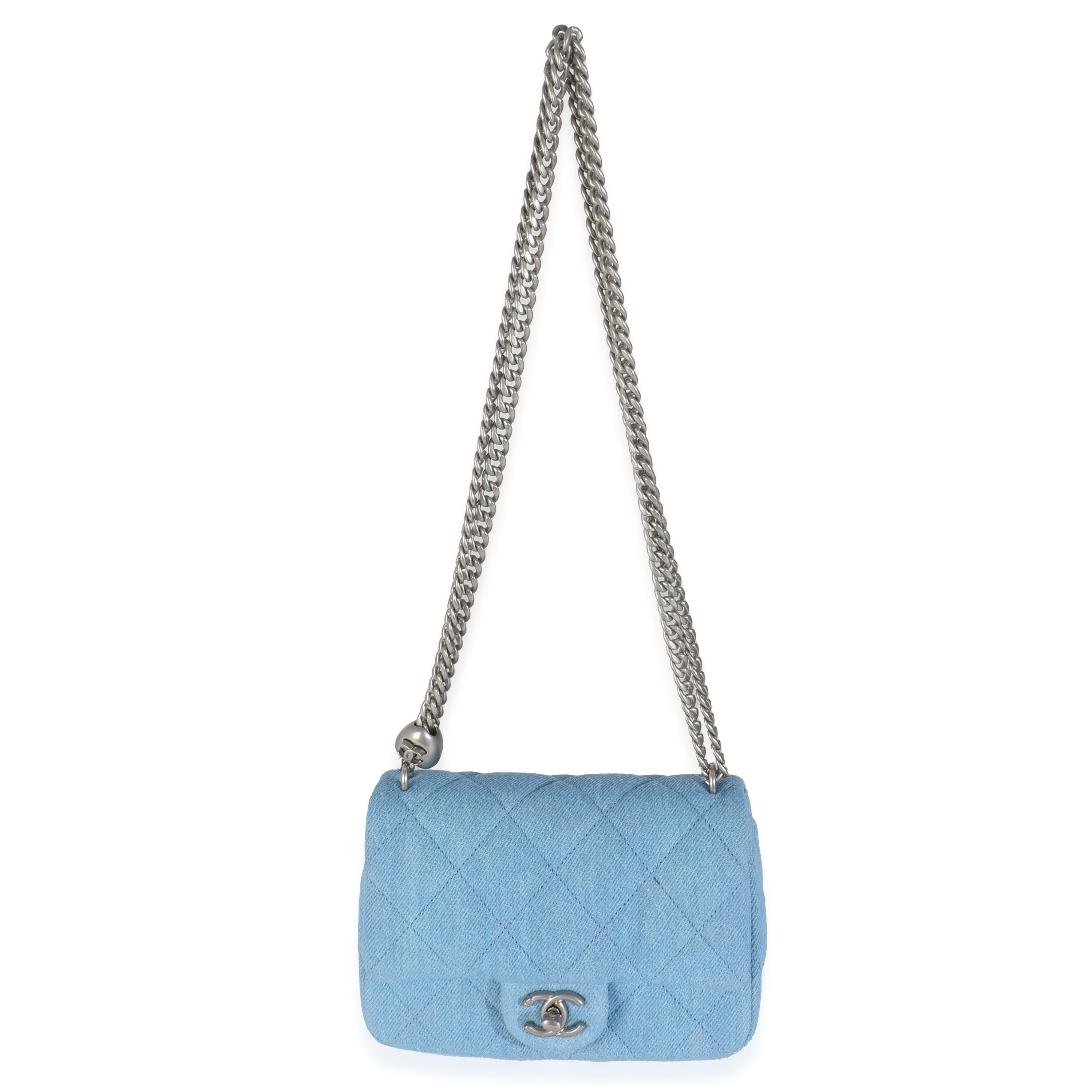 Chanel Minibolso de solapa acolchado azul vaquero Sweetheart en venta 1