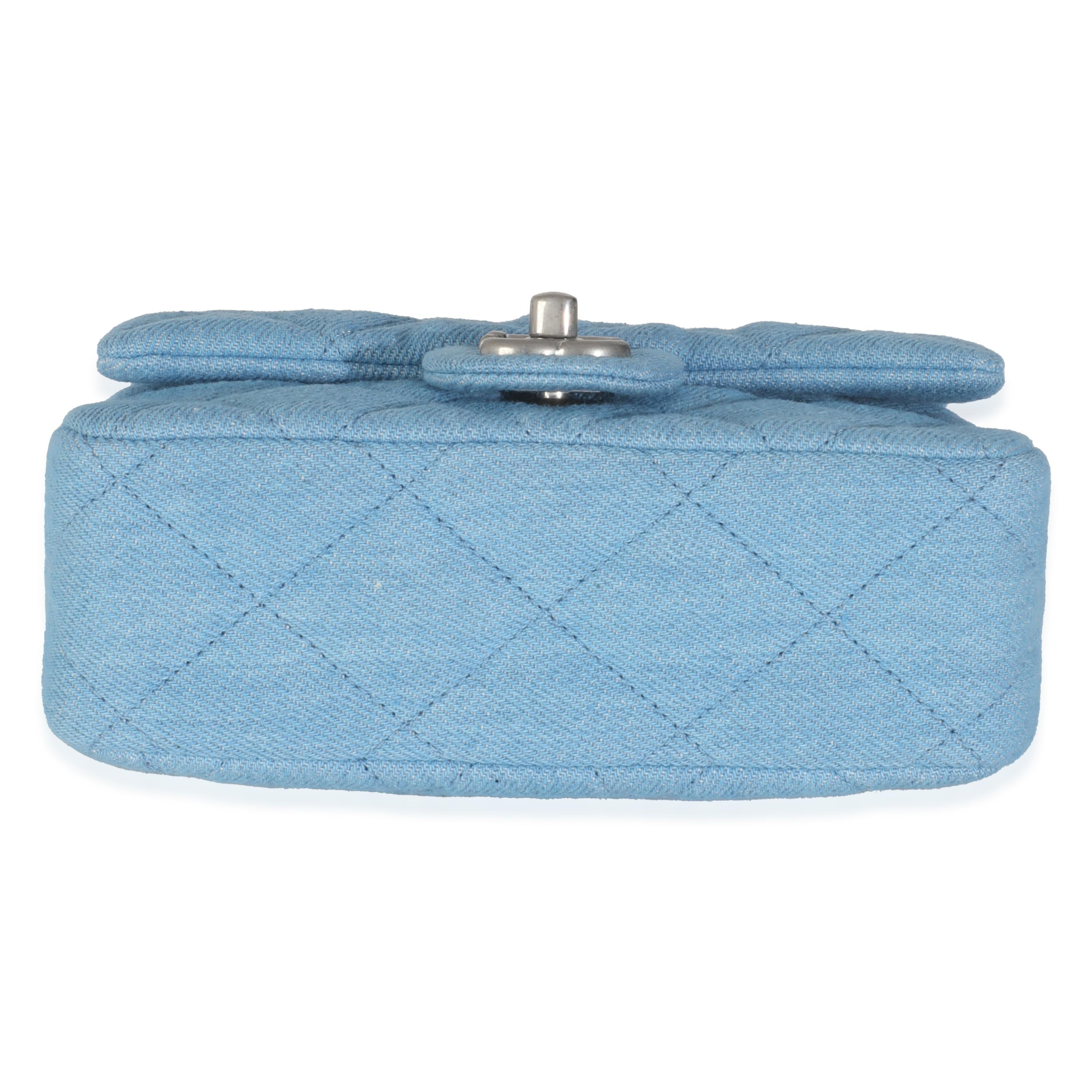 Chanel Minibolso de solapa acolchado azul vaquero Sweetheart en venta 3