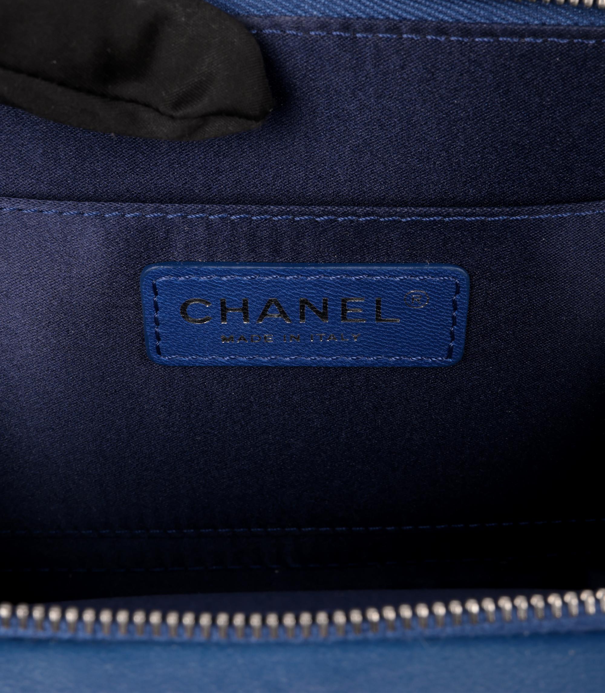 Chanel Estuche de bolsillo para cámara en charol acolchado azul iridiscente en venta 3