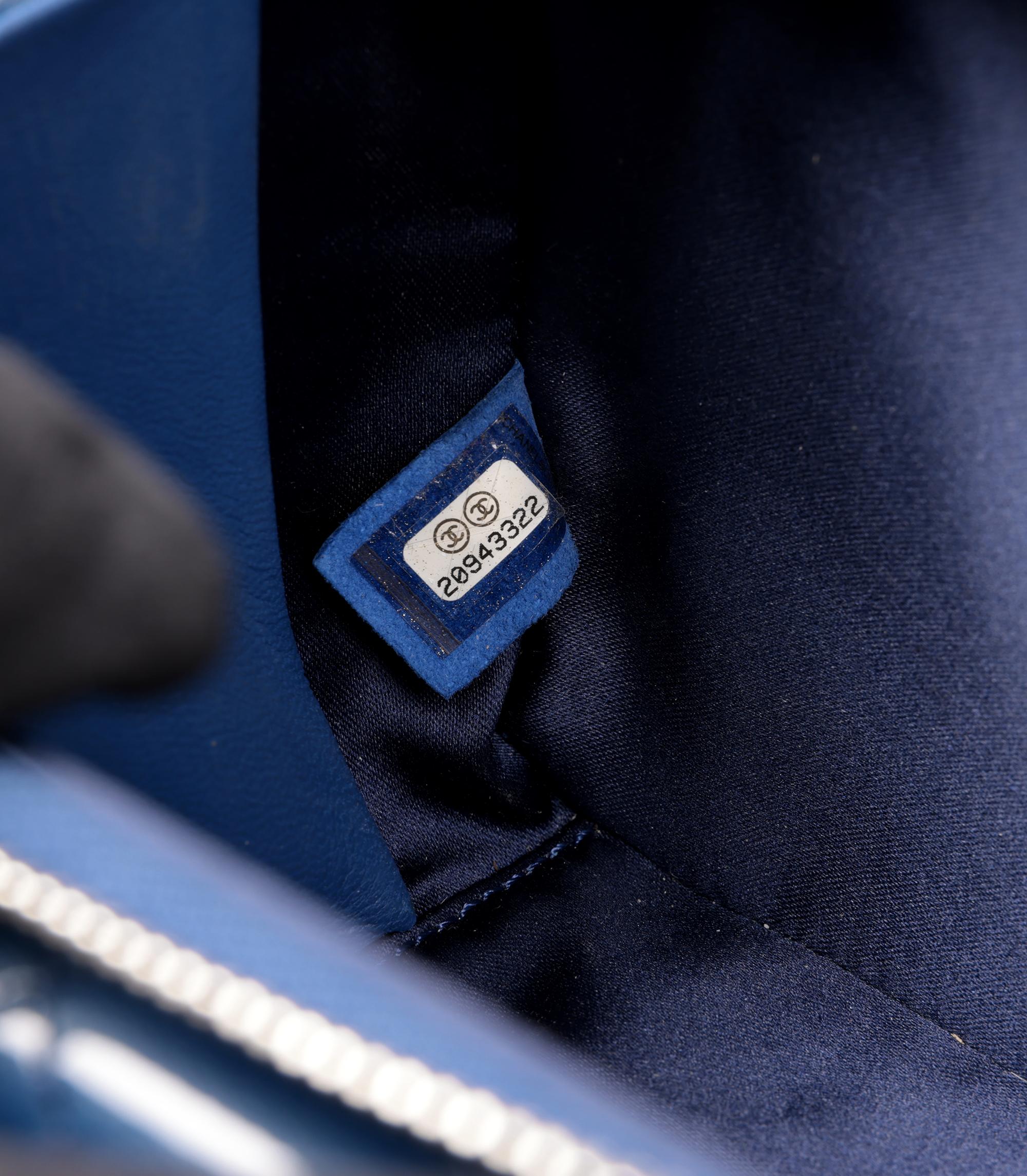 Chanel Estuche de bolsillo para cámara en charol acolchado azul iridiscente en venta 4