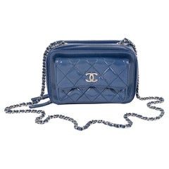 Chanel Blaues gestepptes schillerndes Lackleder Mini-Taschenschachtel-Kameraetui aus Lackleder