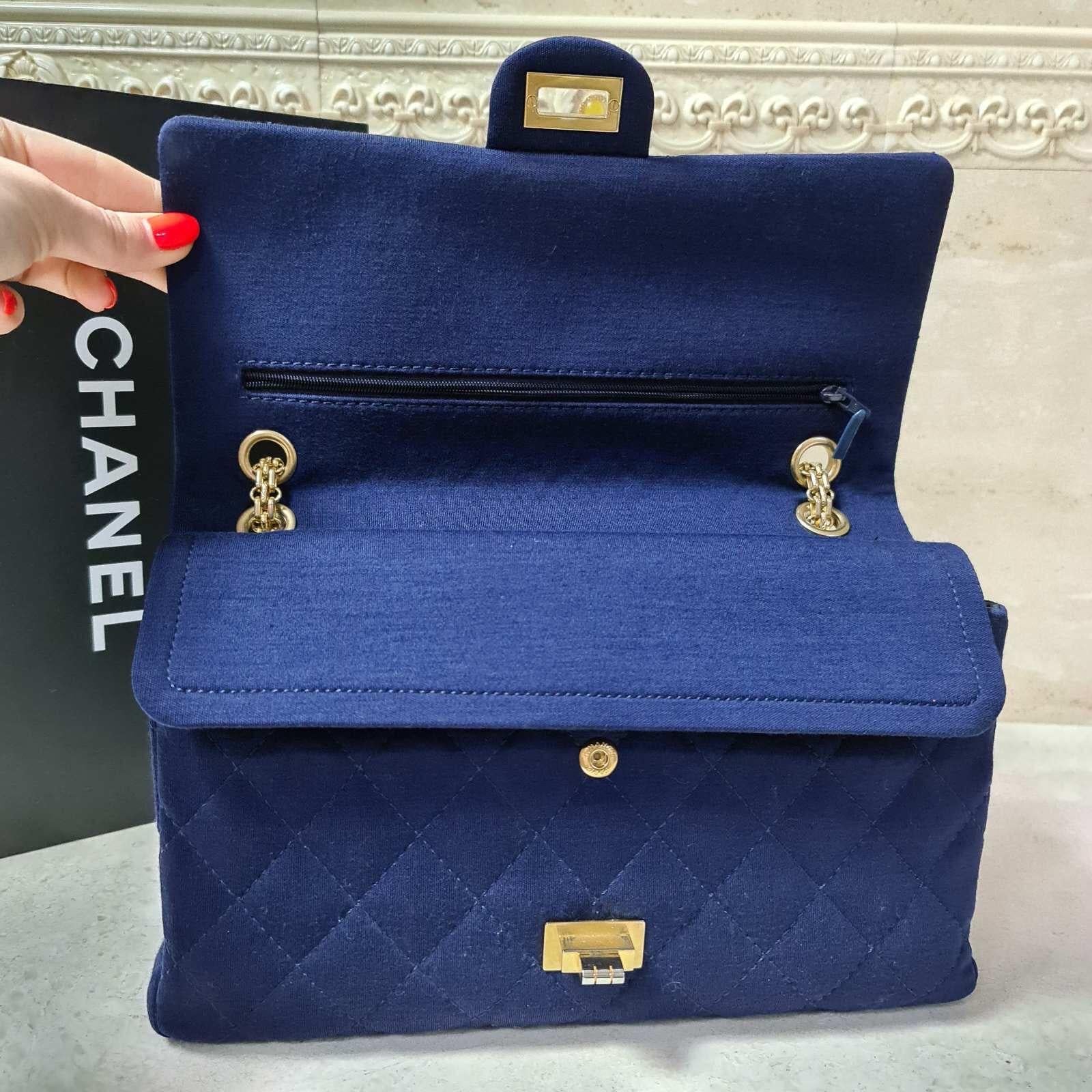 Chanel Blaue gesteppte Jersey-Stoff 2.55 Reissue Tasche mit doppelter Klappe (Schwarz)