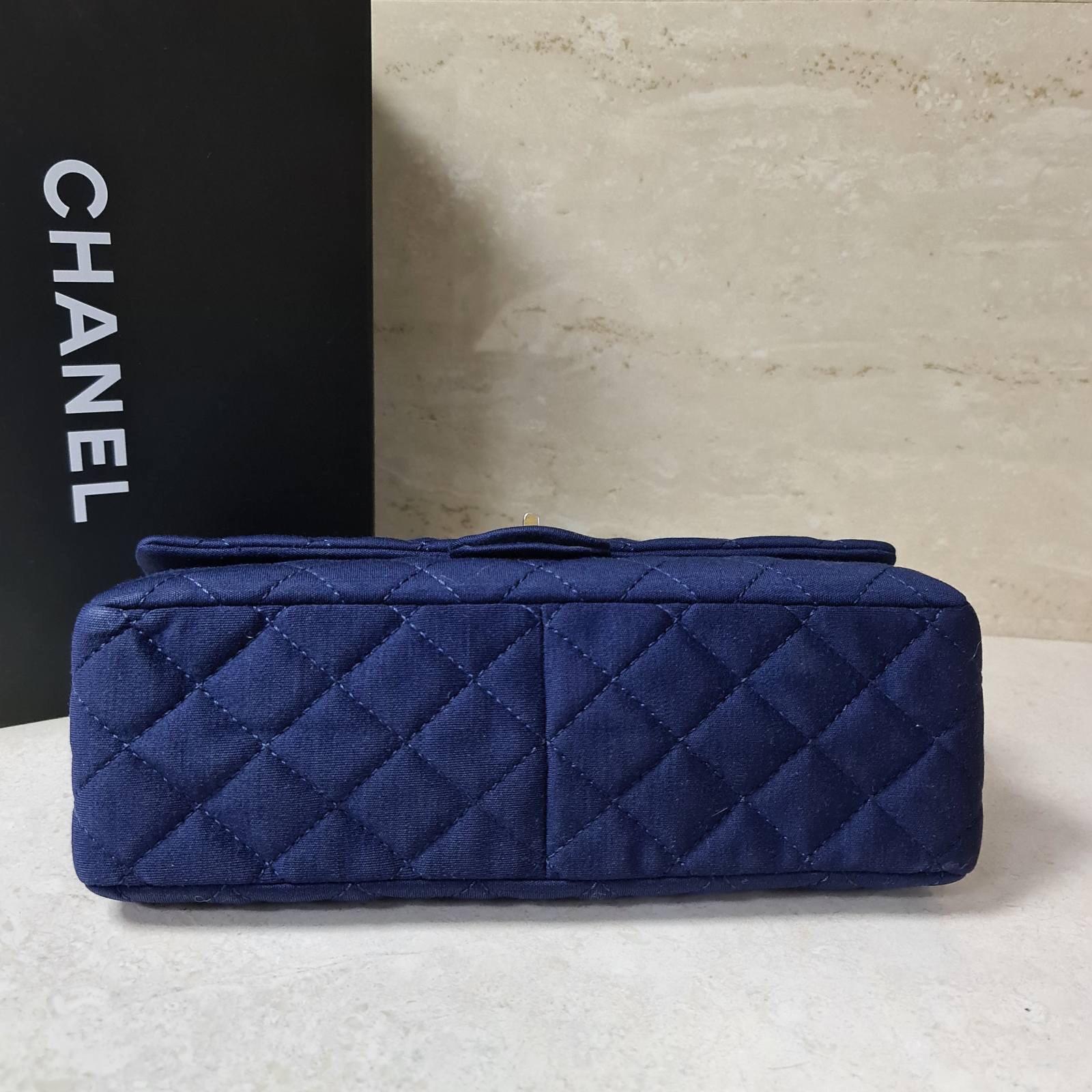 Chanel Blaue gesteppte Jersey-Stoff 2.55 Reissue Tasche mit doppelter Klappe im Zustand „Gut“ in Krakow, PL