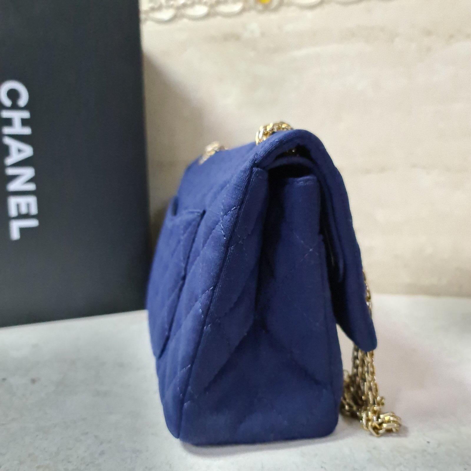 Chanel Blaue gesteppte Jersey-Stoff 2.55 Reissue Tasche mit doppelter Klappe Damen