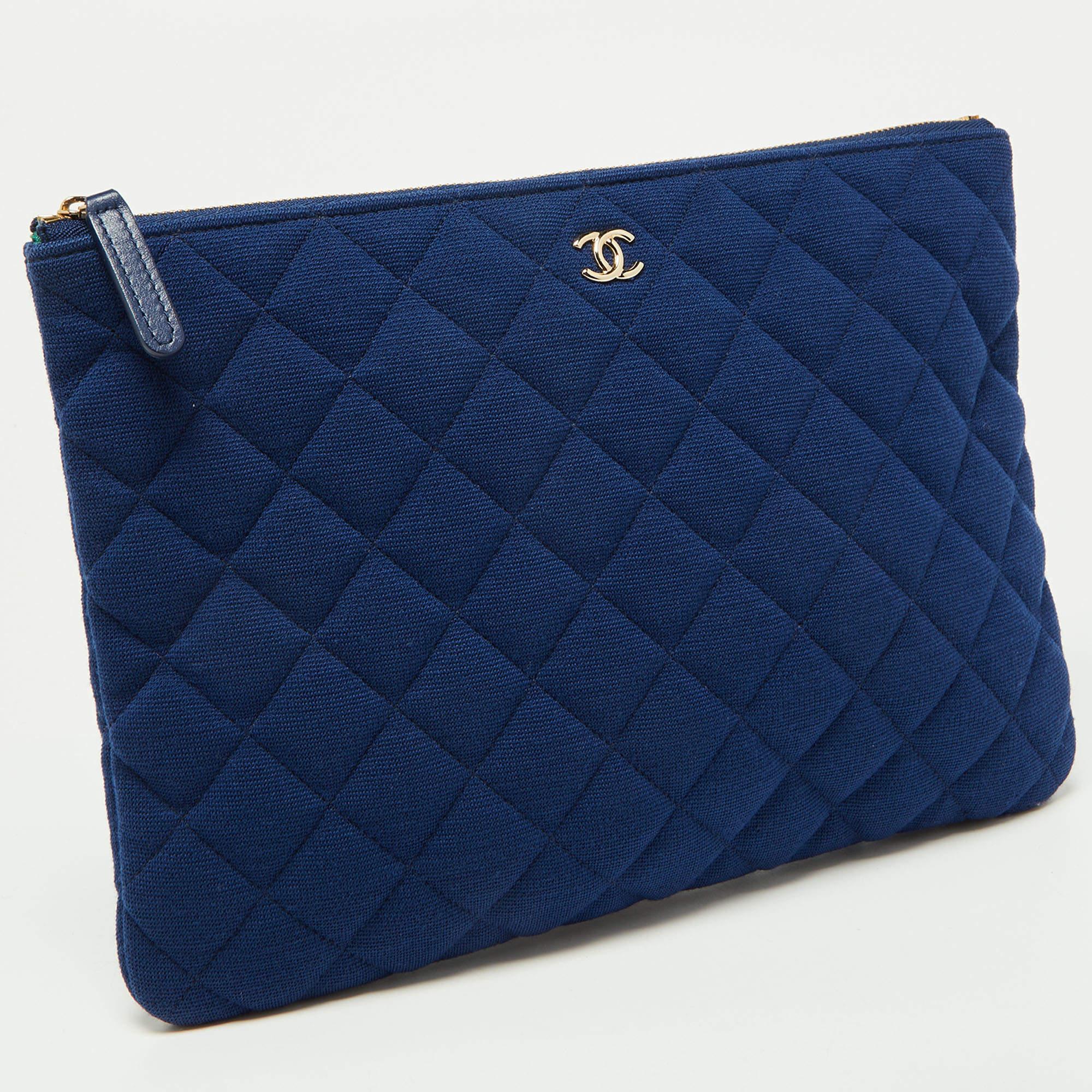 Chanel Blue Quilted Jersey Medium O Case Clutch In Good Condition In Dubai, Al Qouz 2