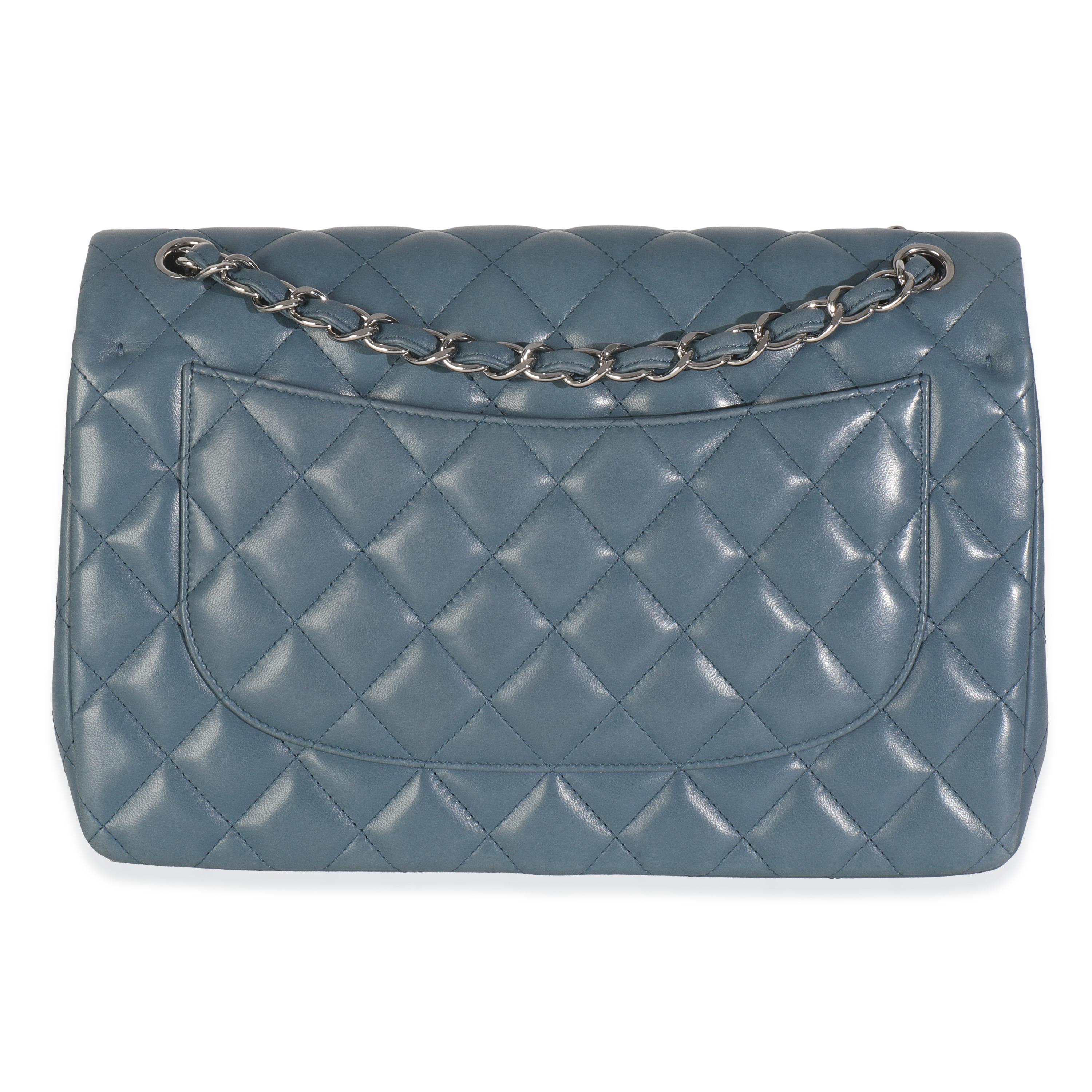 Auflistung Titel: Chanel Blaue gesteppte Lammfell-Jumbo-Tasche mit doppelter Klappe
SKU: 148794
MSRP: 12200.00 USD
Zustand: Gebraucht 
Beschreibung des Zustands: Die Überschlagtasche von Chanel ist ein zeitloser Klassiker, der nie aus der Mode