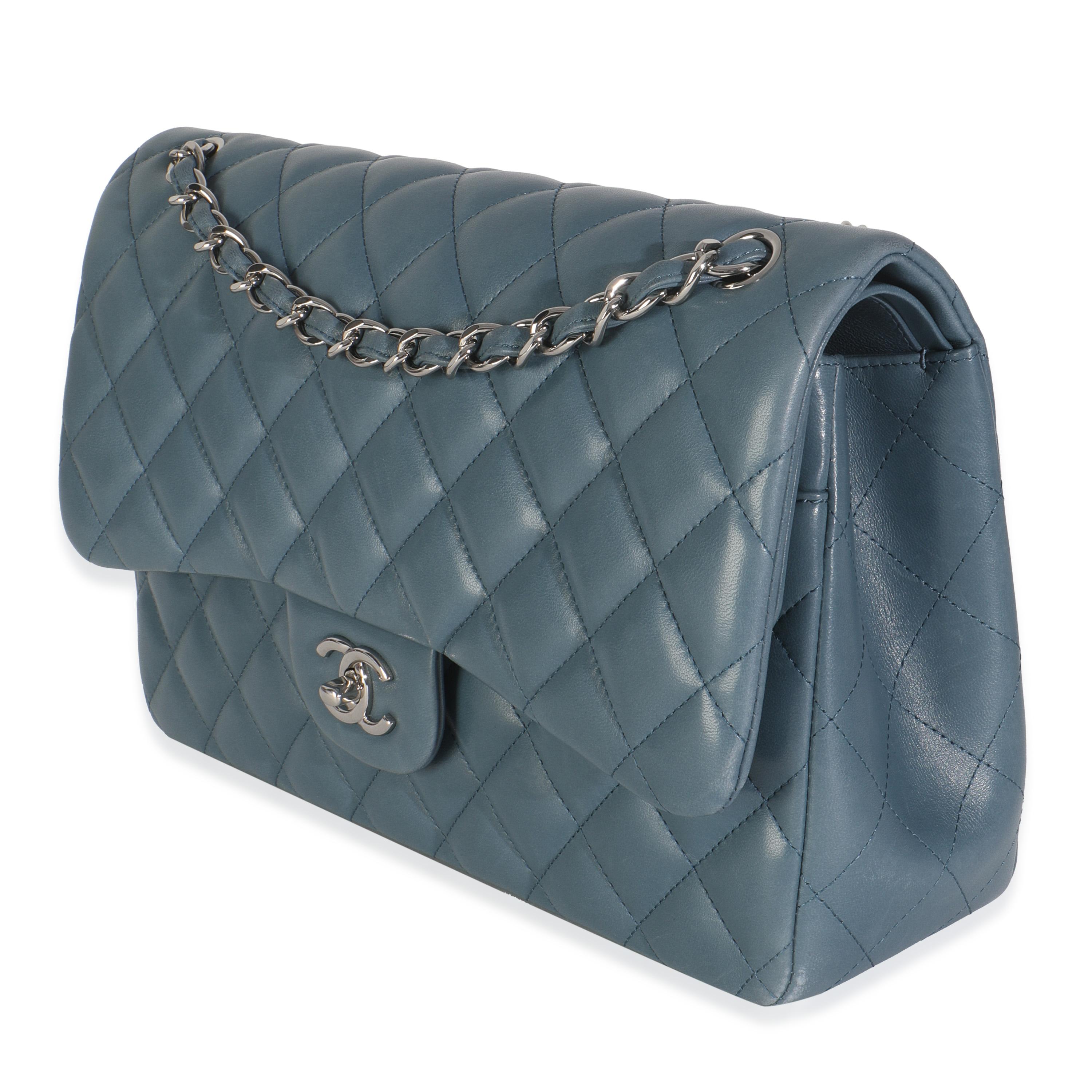 Chanel Blaue gesteppte Lammfell Jumbo Tasche mit doppelter Klappe im Zustand „Gut“ im Angebot in New York, NY