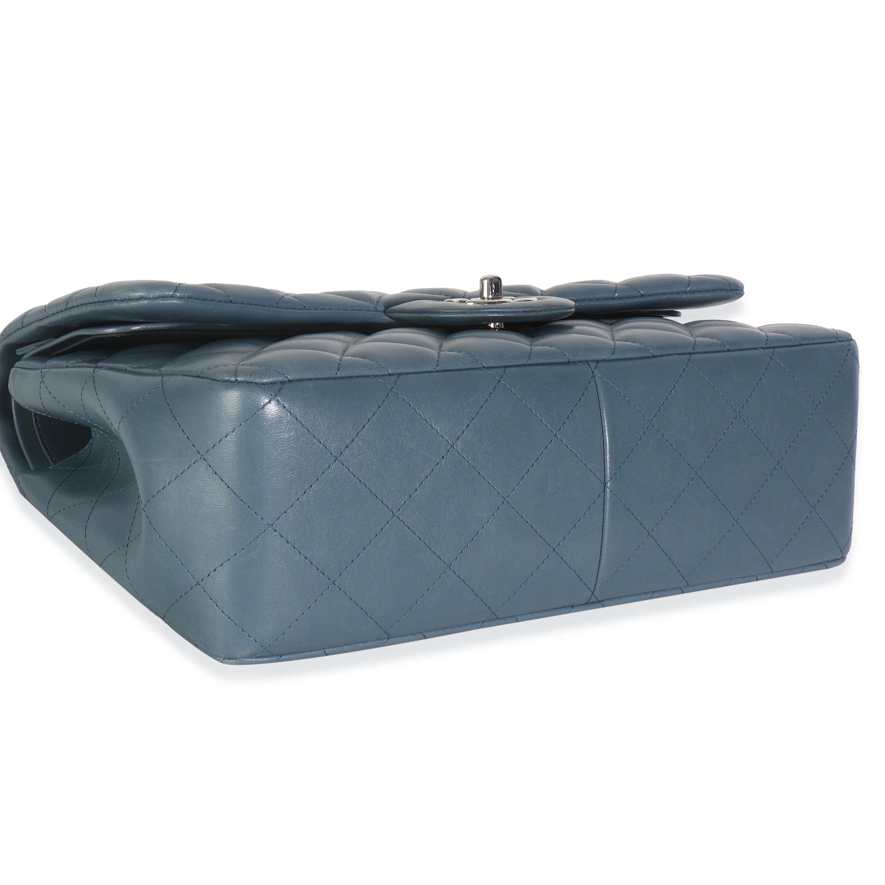 Chanel Blaue gesteppte Lammfell Jumbo Tasche mit doppelter Klappe Damen im Angebot