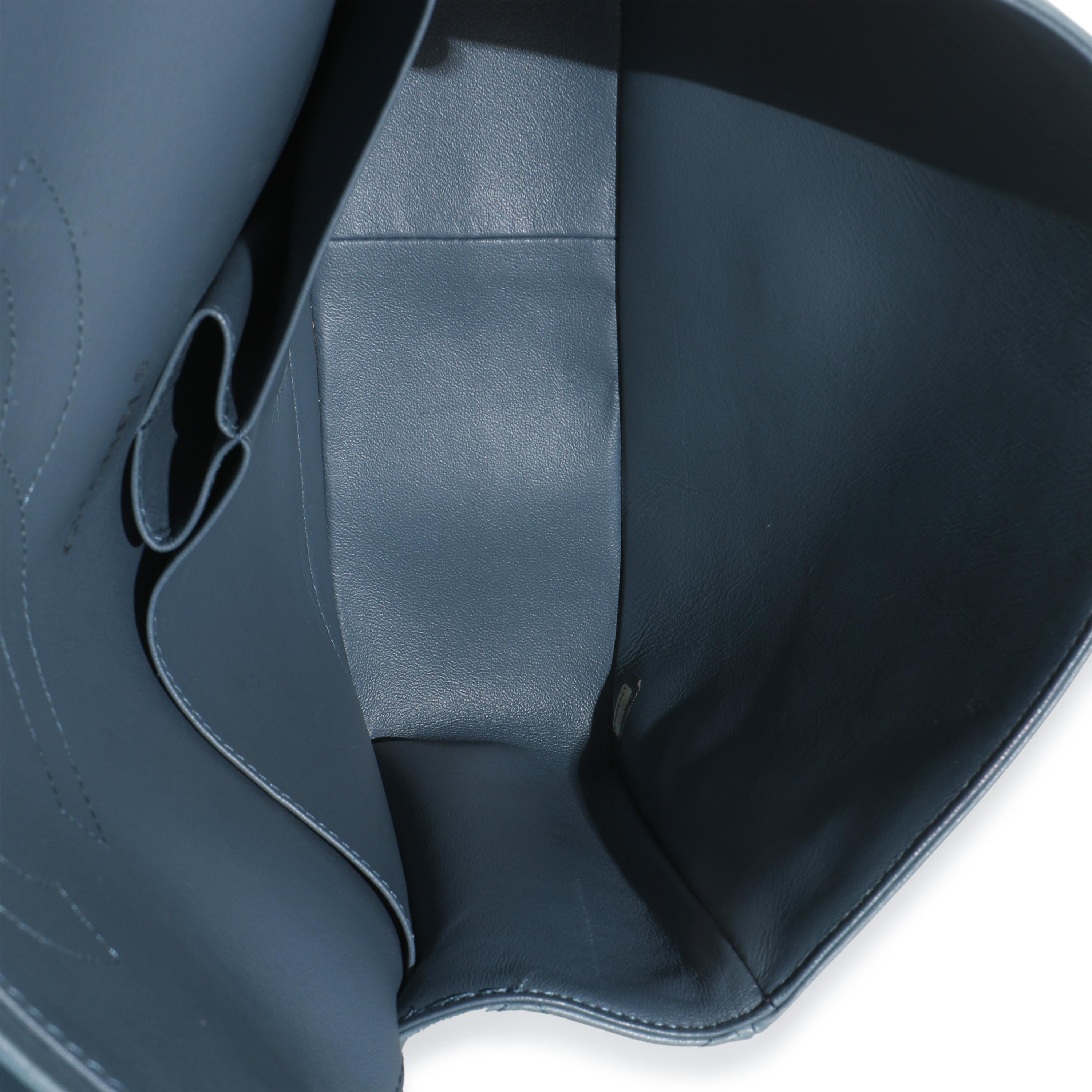 Chanel Blaue gesteppte Lammfell Jumbo Tasche mit doppelter Klappe im Angebot 1