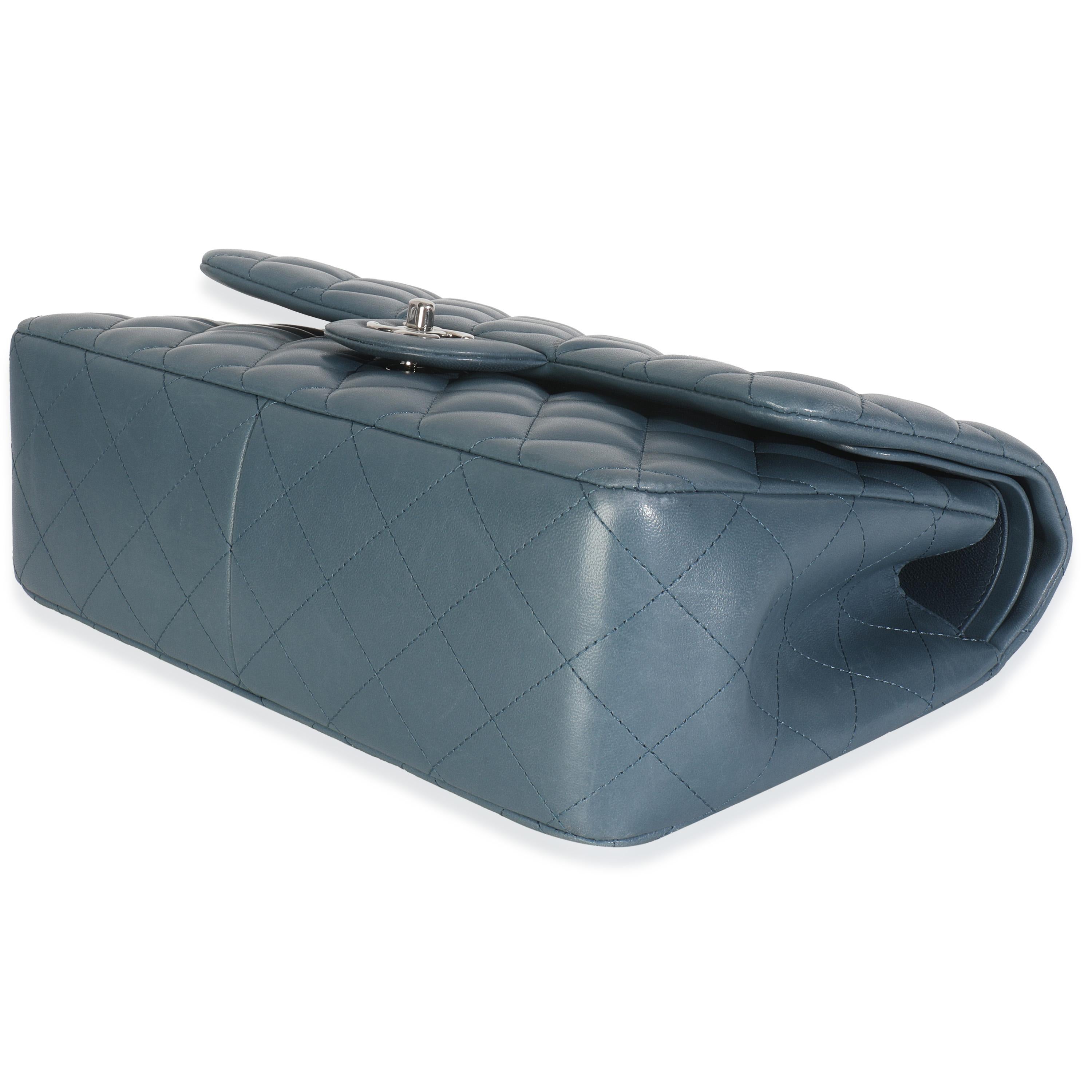 Chanel Blaue gesteppte Lammfell Jumbo Tasche mit doppelter Klappe im Angebot 2