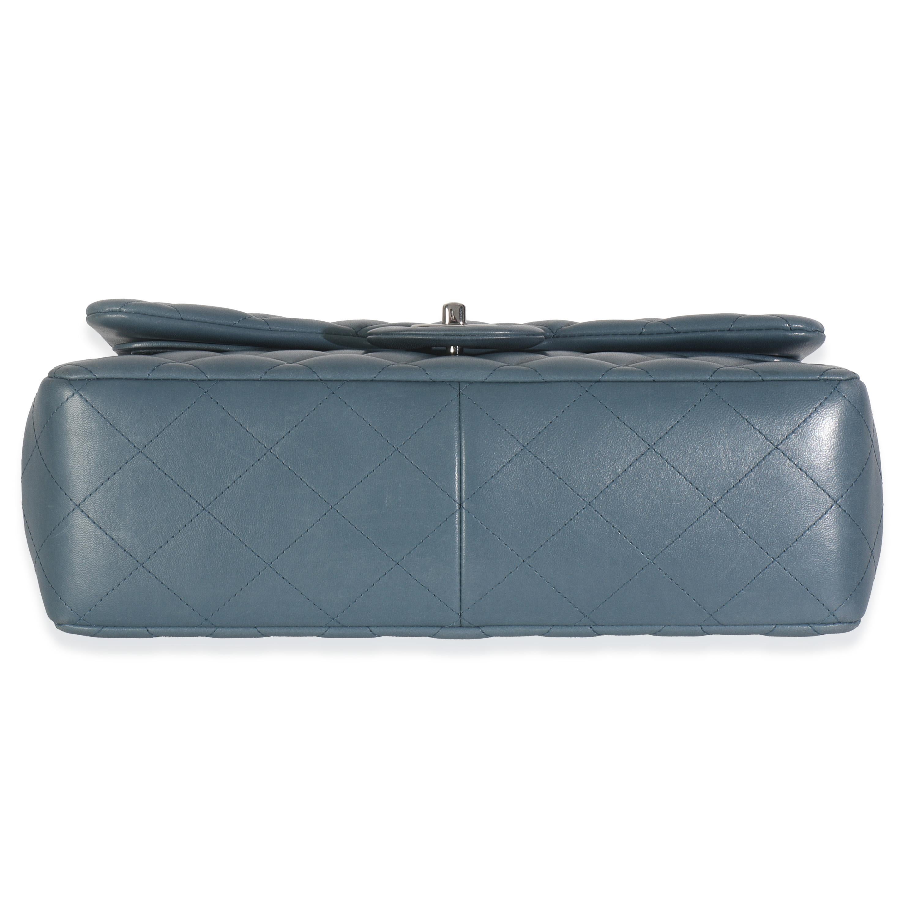 Chanel Blaue gesteppte Lammfell Jumbo Tasche mit doppelter Klappe im Angebot 3