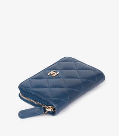 Chanel Blauer Kartenetui mit Reißverschluss aus gestepptem Lammfell und Leder