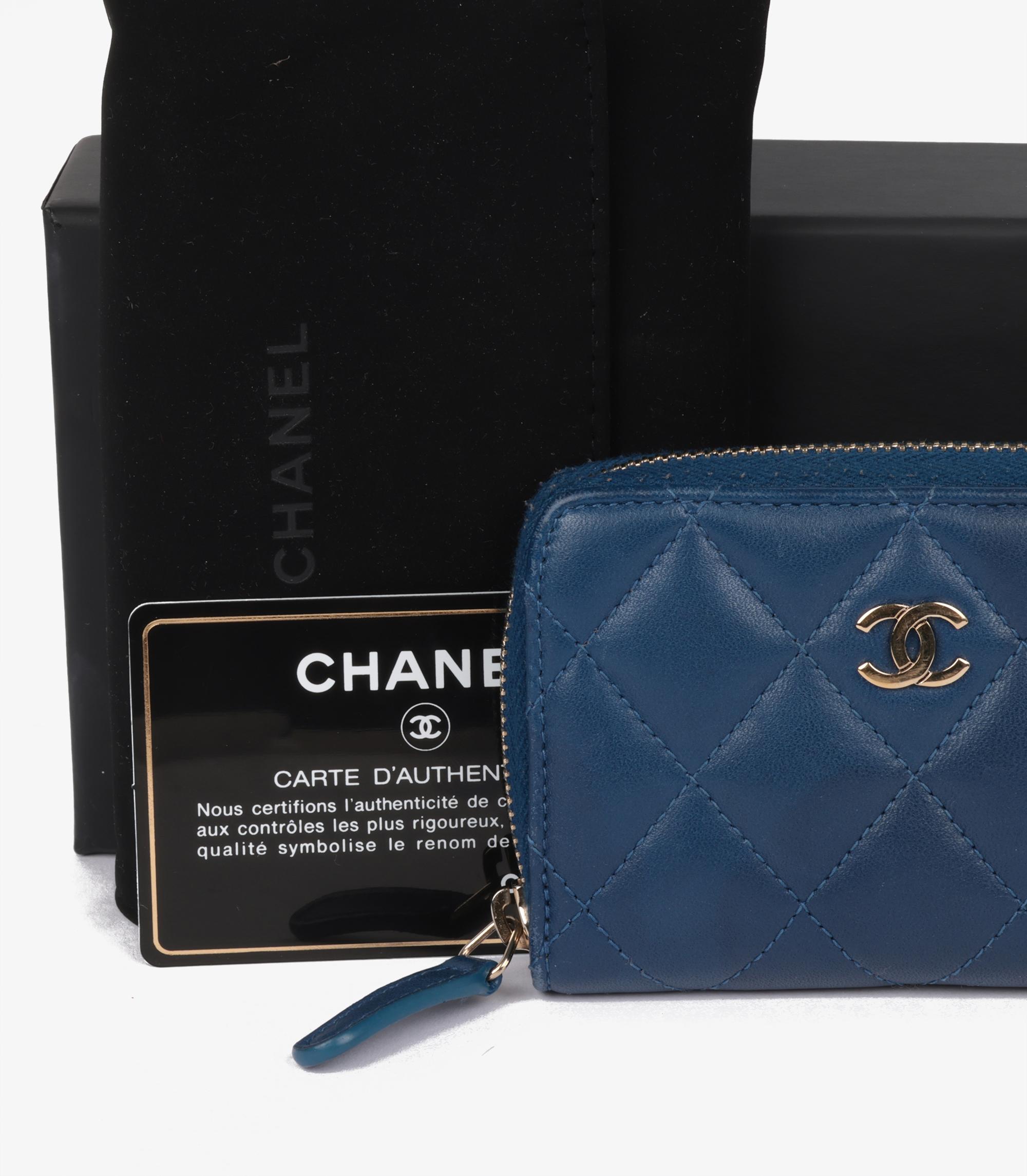 Chanel Blauer Kartenetui mit Reißverschluss aus gestepptem Lammfell und Leder im Angebot 1