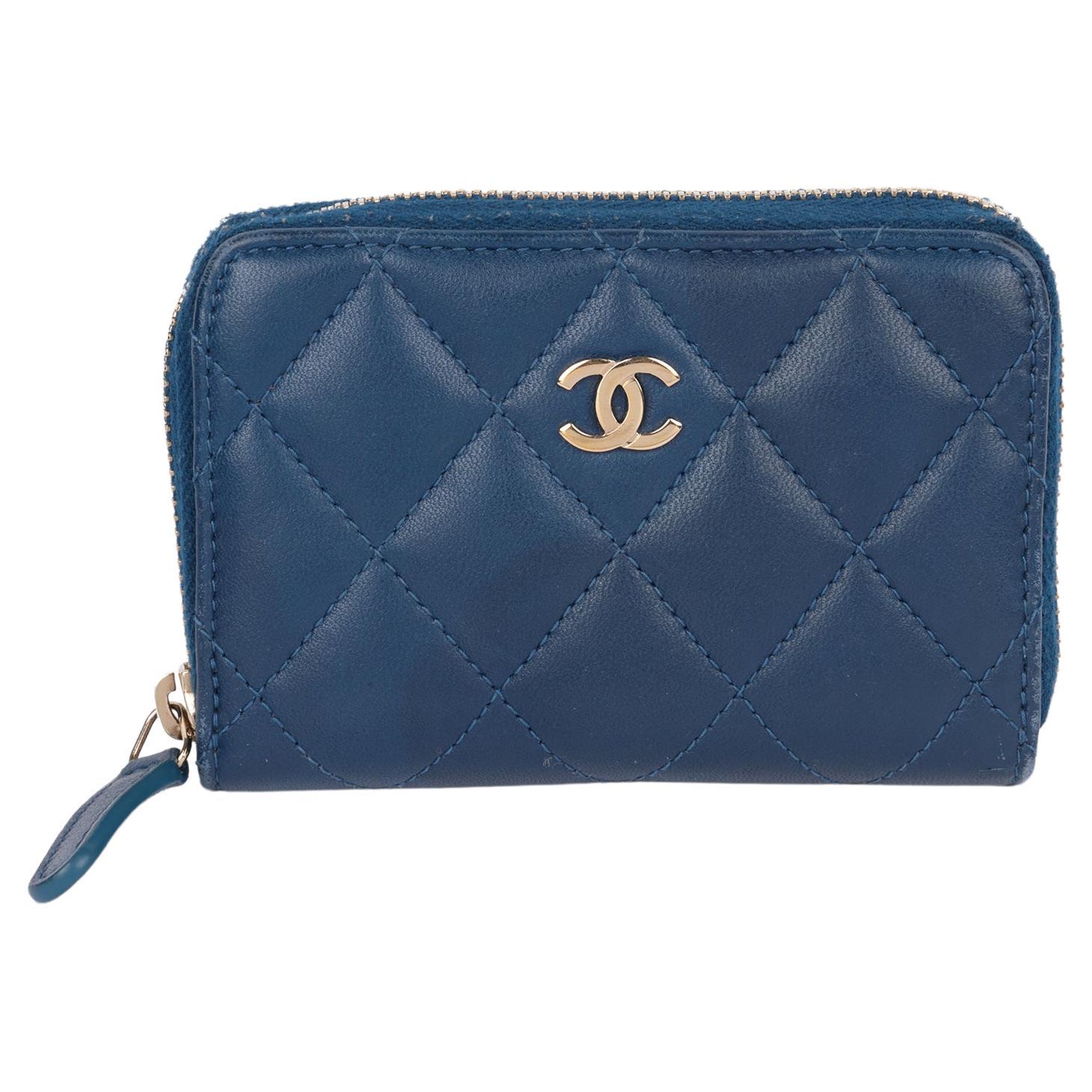 Chanel Blauer Kartenetui mit Reißverschluss aus gestepptem Lammfell und Leder im Angebot
