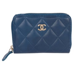 Chanel - Porte-cartes zippé en cuir d'agneau matelassé bleu