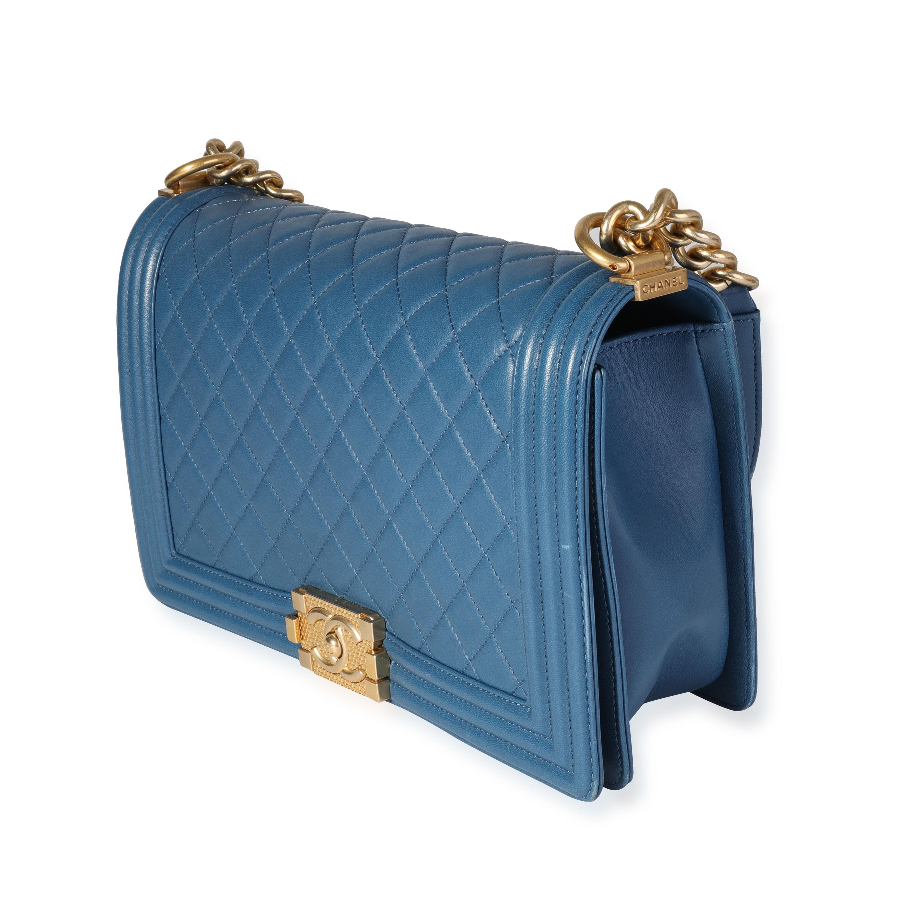 Borsa media Chanel in pelle d'agnello trapuntata blu In condizioni ottime a New York, NY