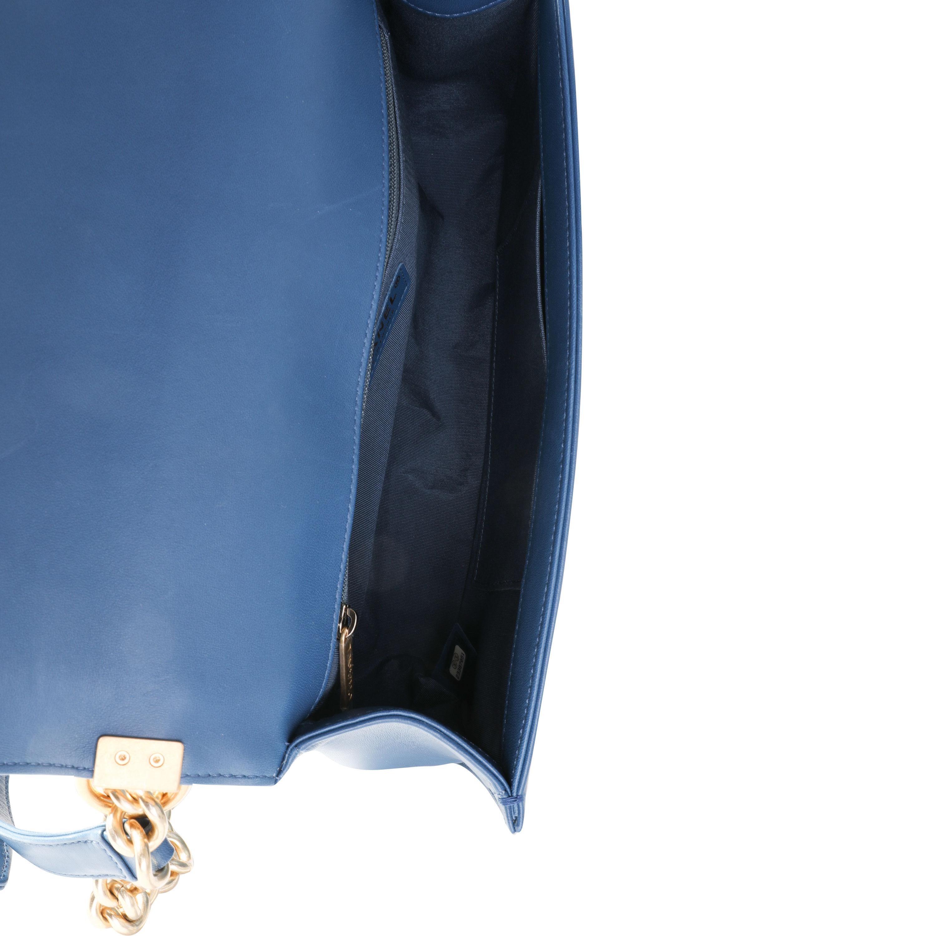 Borsa media Chanel in pelle d'agnello trapuntata blu 1