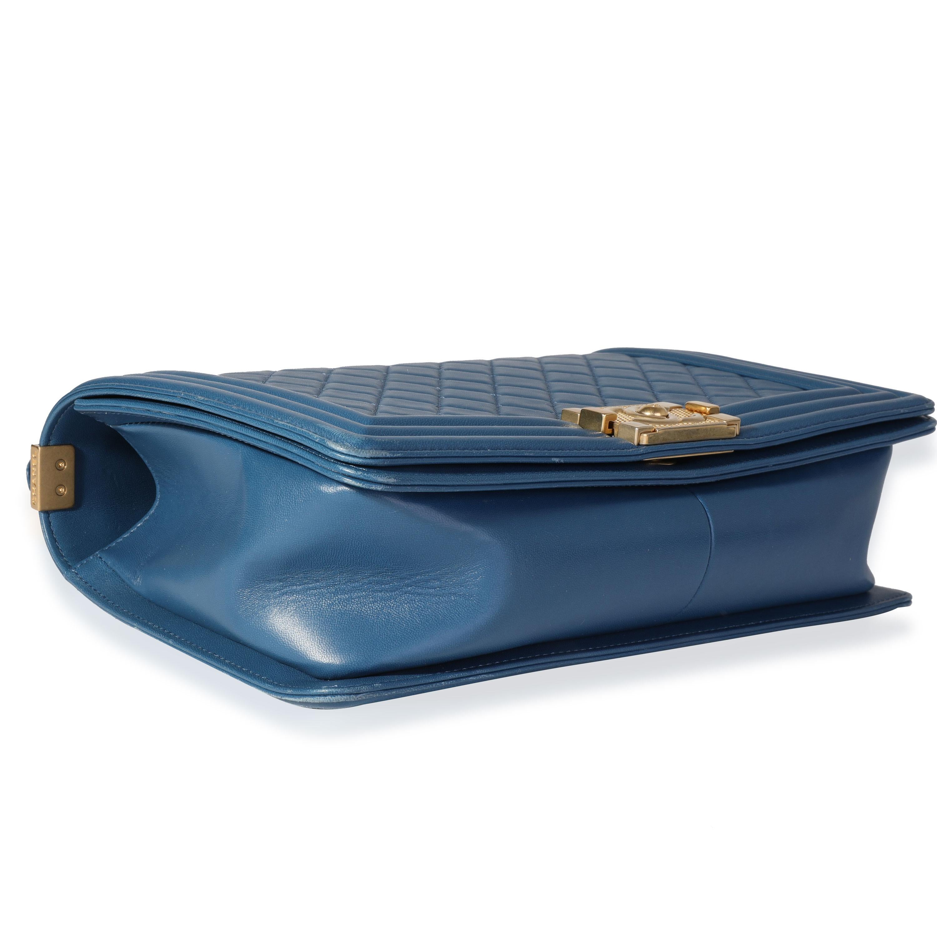 Borsa media Chanel in pelle d'agnello trapuntata blu 2
