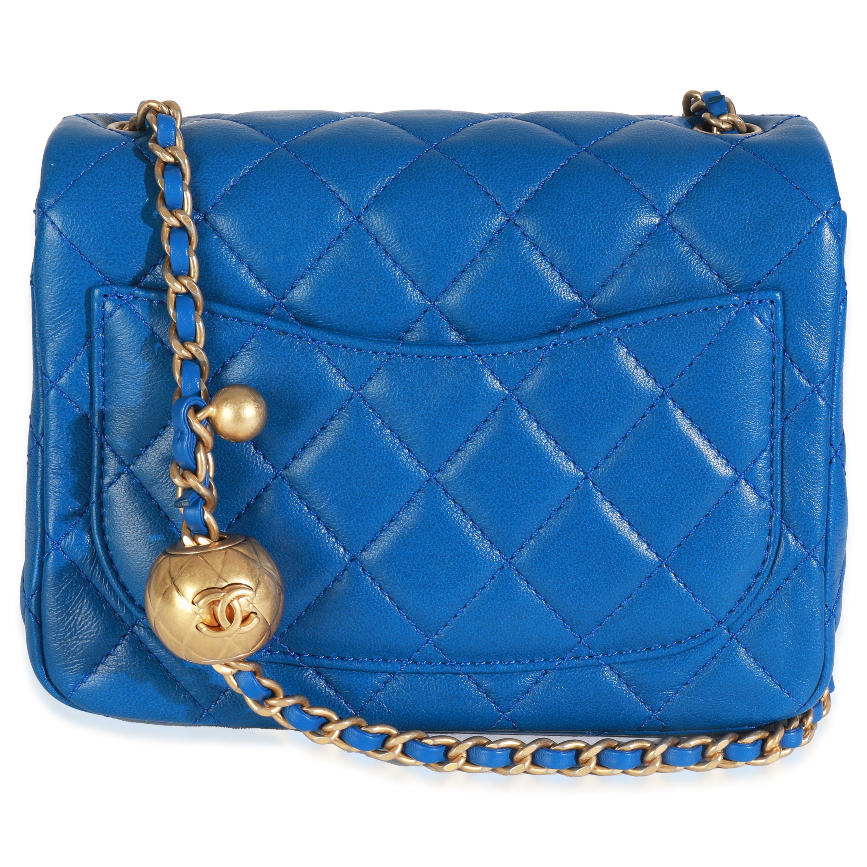 Auflistung Titel: Chanel Blau gestepptes Lammfell Mini Pearl Crush Flap Bag
SKU: 148575
Zustand: Gebraucht 
Beschreibung des Zustands: Die Überschlagtasche von Chanel ist ein zeitloser Klassiker, der nie aus der Mode kommt. Sie stammt aus dem Jahr