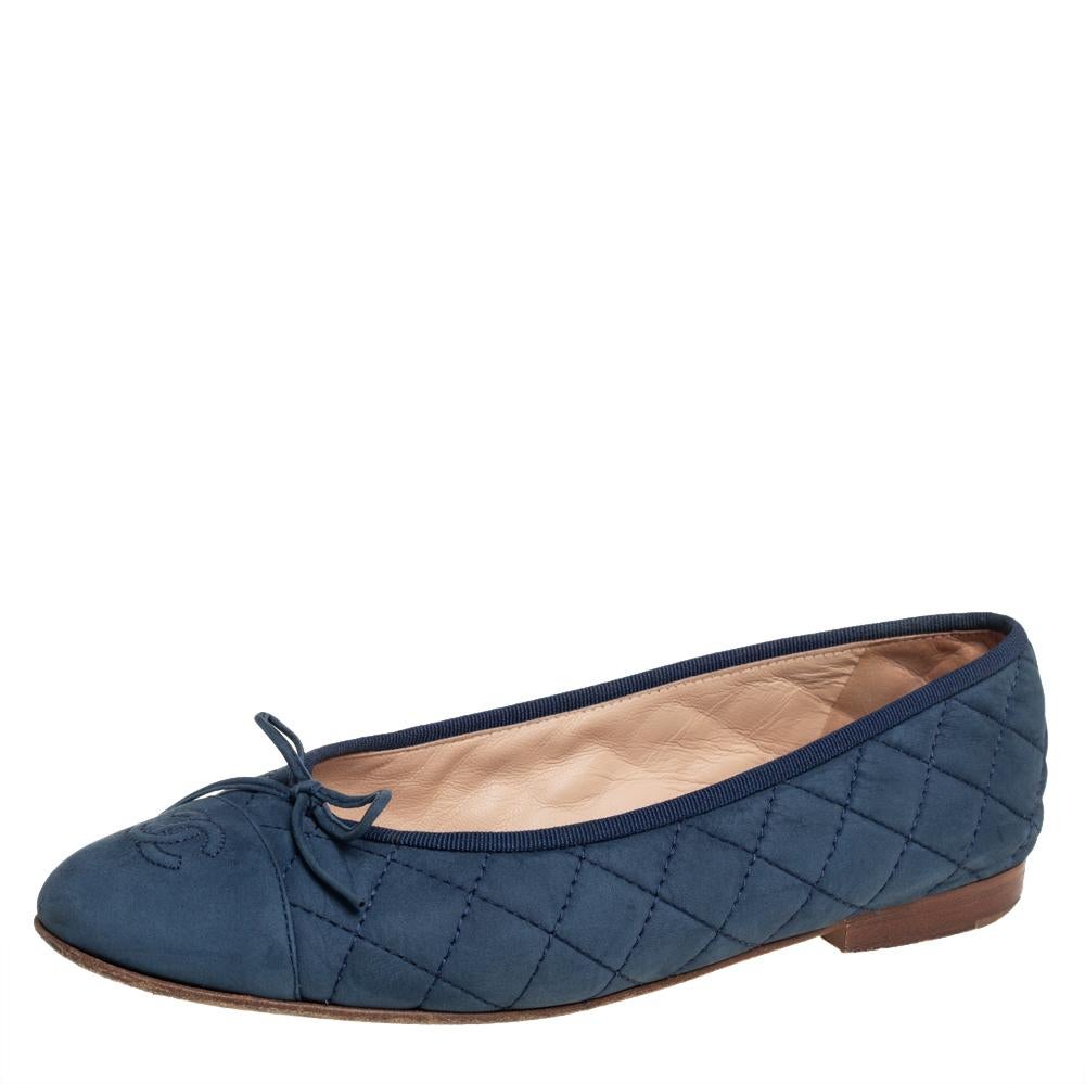 These ballet flats will be your first choice when you are out for long hours because they provide excellent comfort. They are crafted from quilted leather and designed with smooth cap toes stitched with the CC logo and accompanied by little