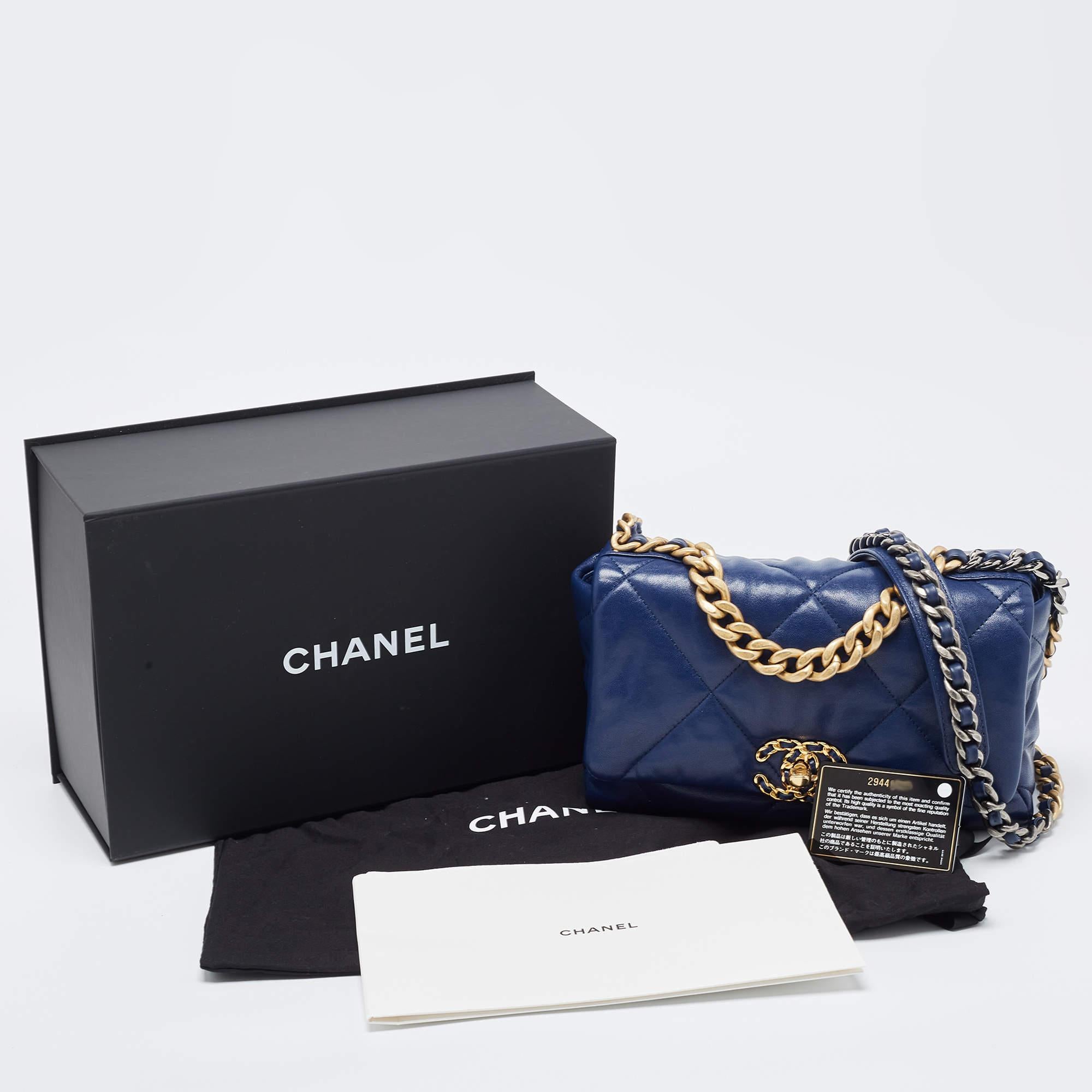 Chanel Sac à rabat moyen 19 en cuir matelassé bleu en vente 10