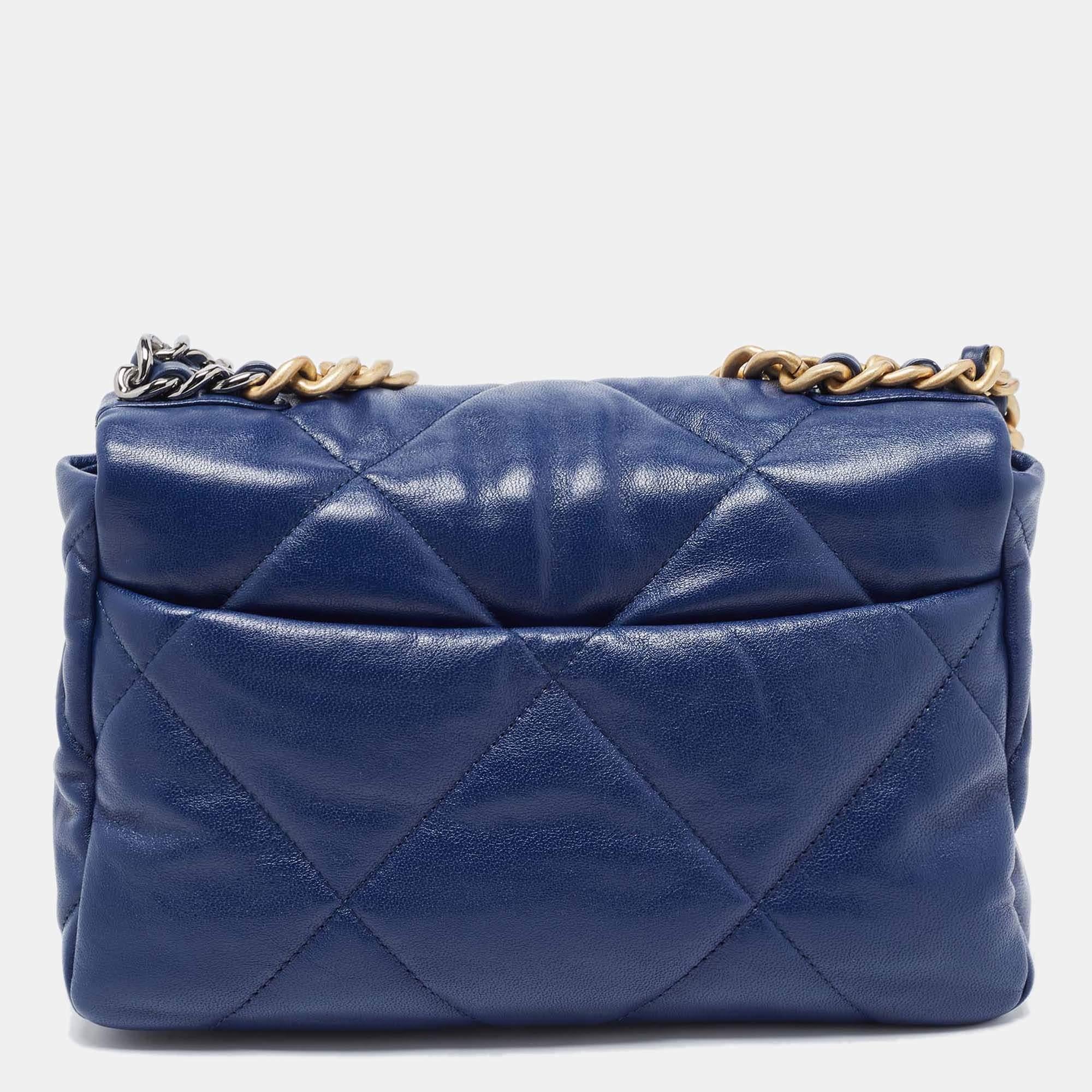 Perfecto para guardar cómodamente tus objetos esenciales en un solo lugar, este auténtico bolso con solapa Chanel 19 es una inversión que merece la pena. Tiene detalles notables y ofrece un aspecto de lujo.

Incluye: Funda guardapolvo original,