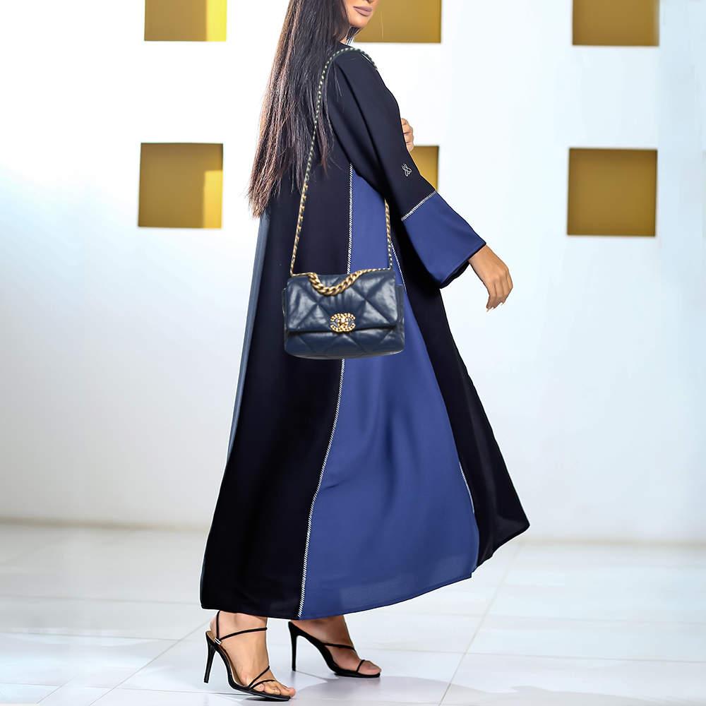 Chanel Sac à rabat moyen 19 en cuir matelassé bleu Excellent état - En vente à Dubai, Al Qouz 2