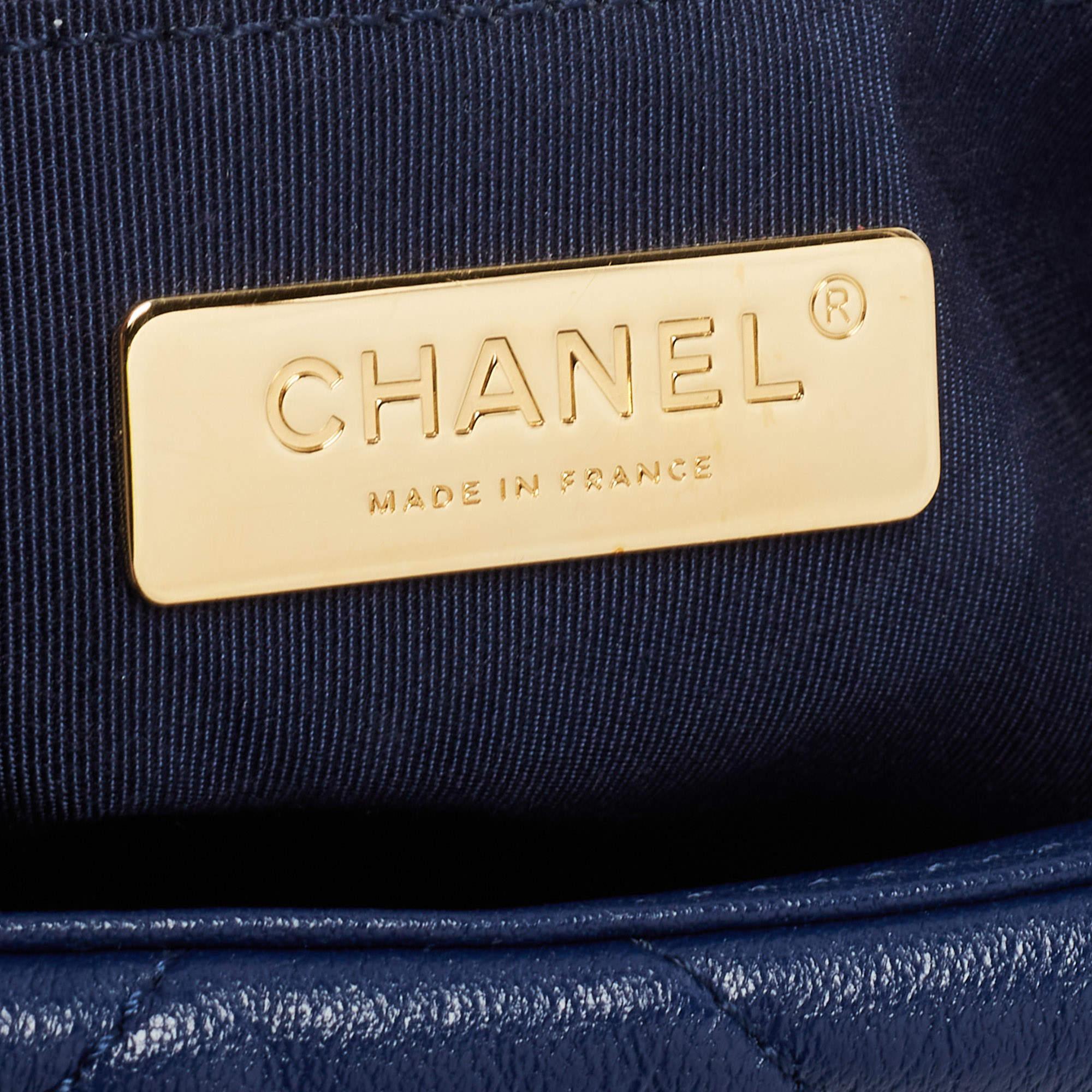 Chanel Sac à rabat moyen 19 en cuir matelassé bleu Pour femmes en vente
