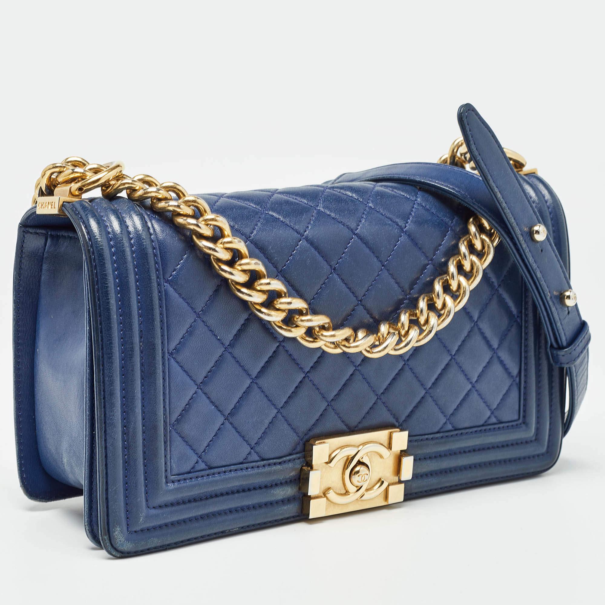 Bleu Chanel Sac à rabat Boy moyen en cuir matelassé bleu en vente