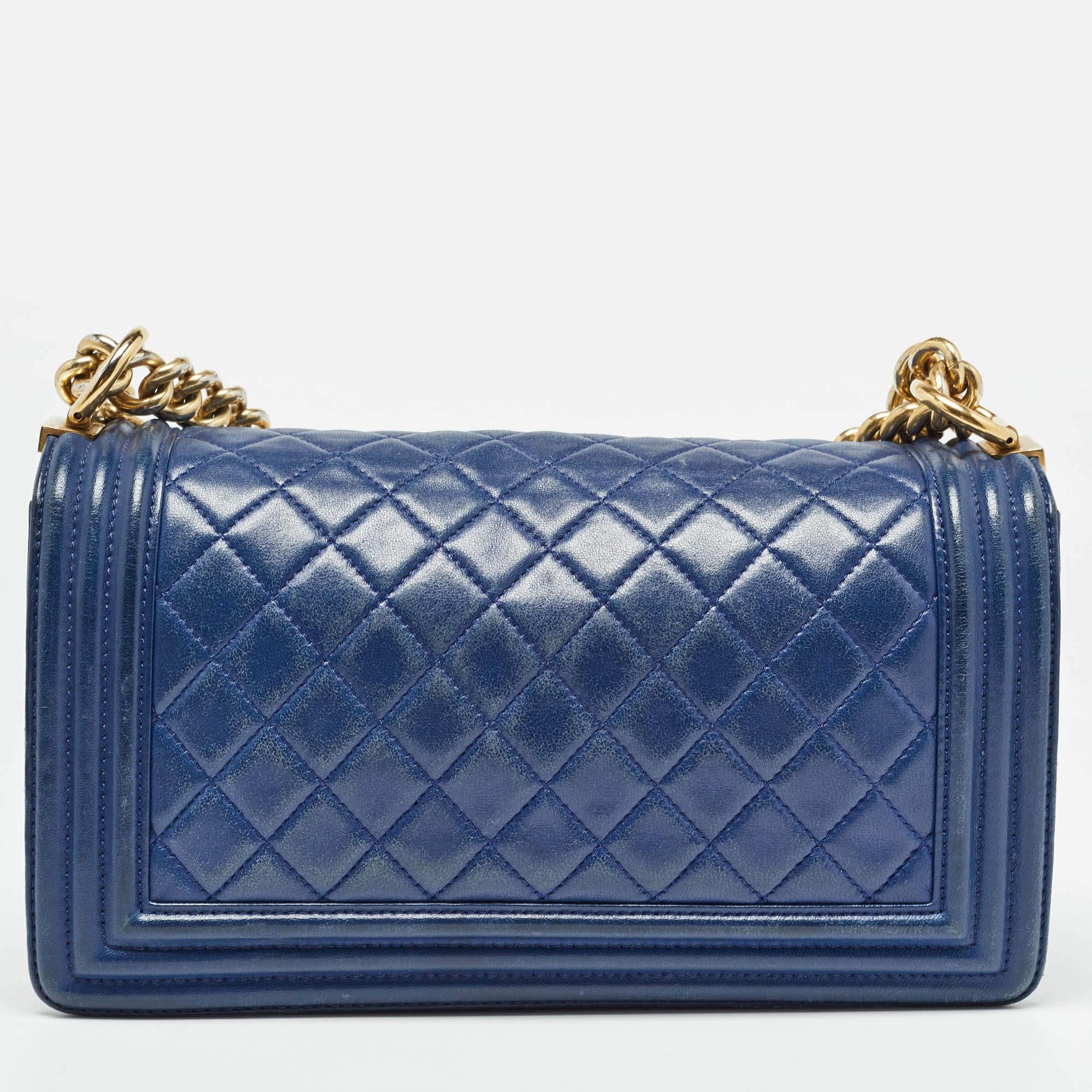 Chanel Sac à rabat Boy moyen en cuir matelassé bleu État moyen - En vente à Dubai, Al Qouz 2